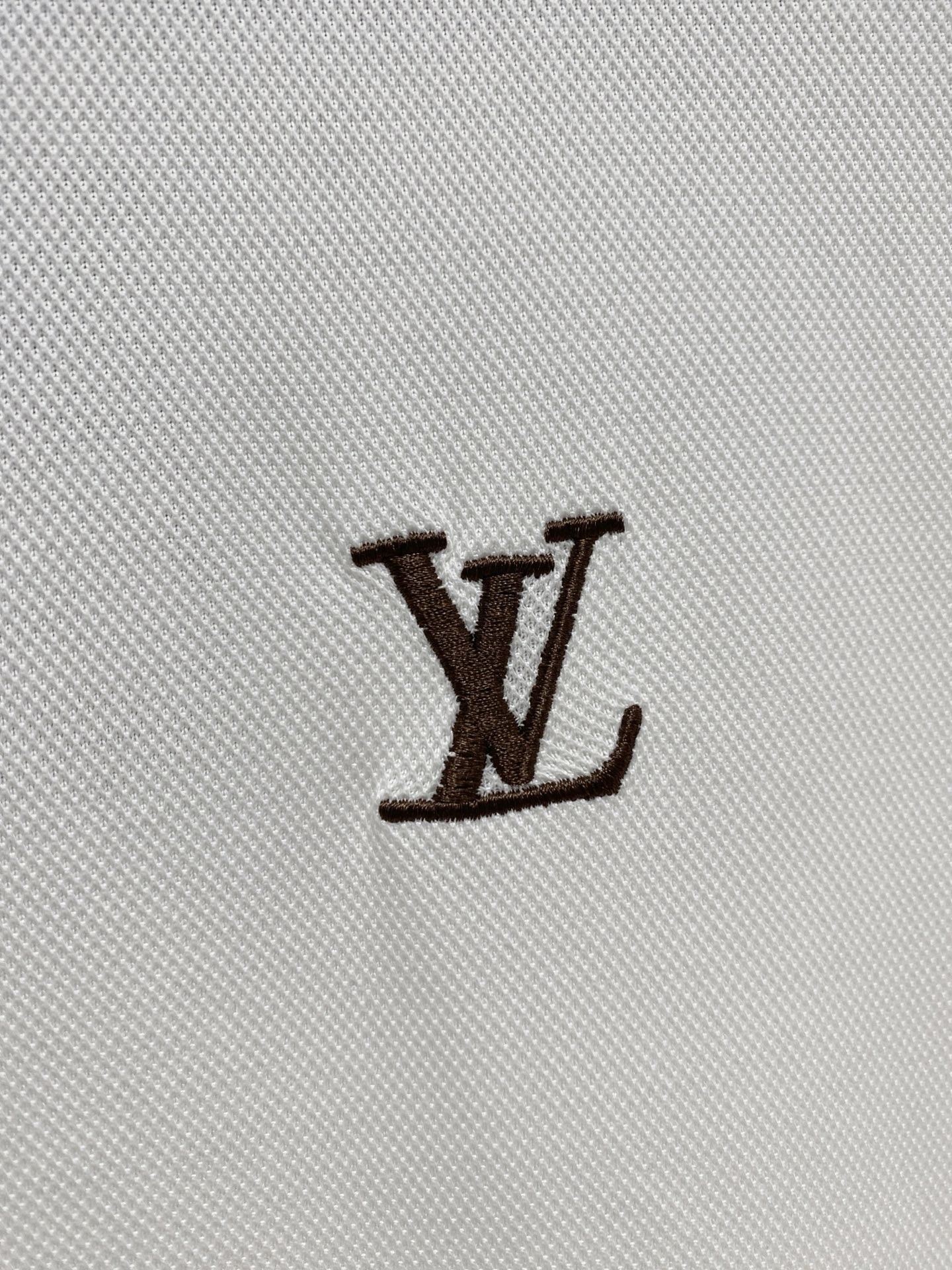   Lv  𝟏𝟎𝟎%新疆长绒棉 面料柔软舒适透气
2025 夏季 限量款短袖Polo系列
𝗦𝗜𝗭𝗘：𝗠-