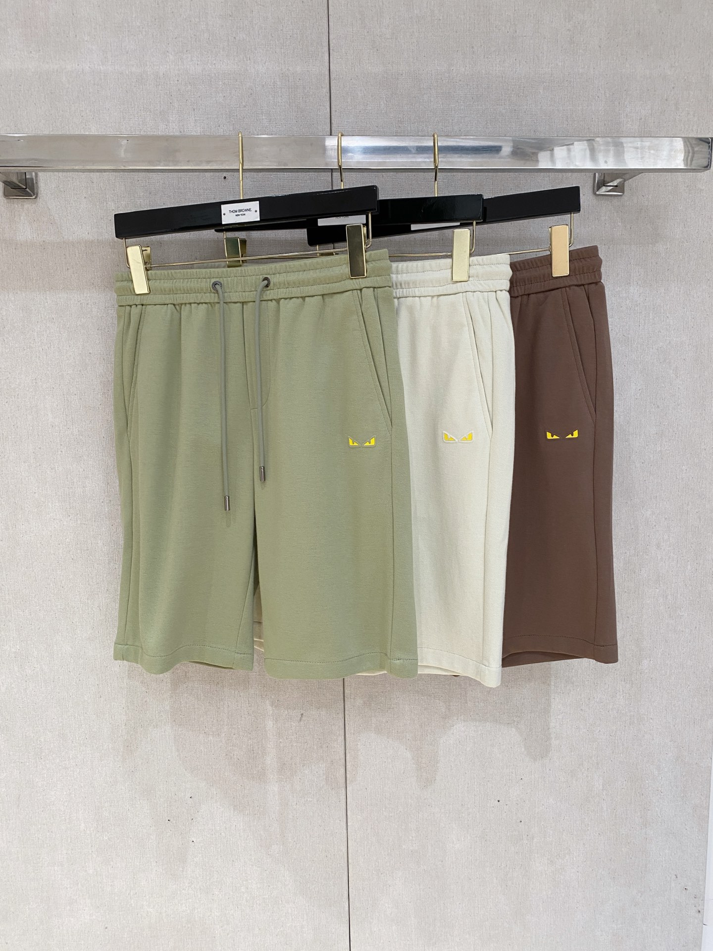  芬迪 2025ss春夏新款👖原单专柜休闲短裤，奢华经典品牌原版LOGO配饰 专柜热销款 身穿着非常舒适