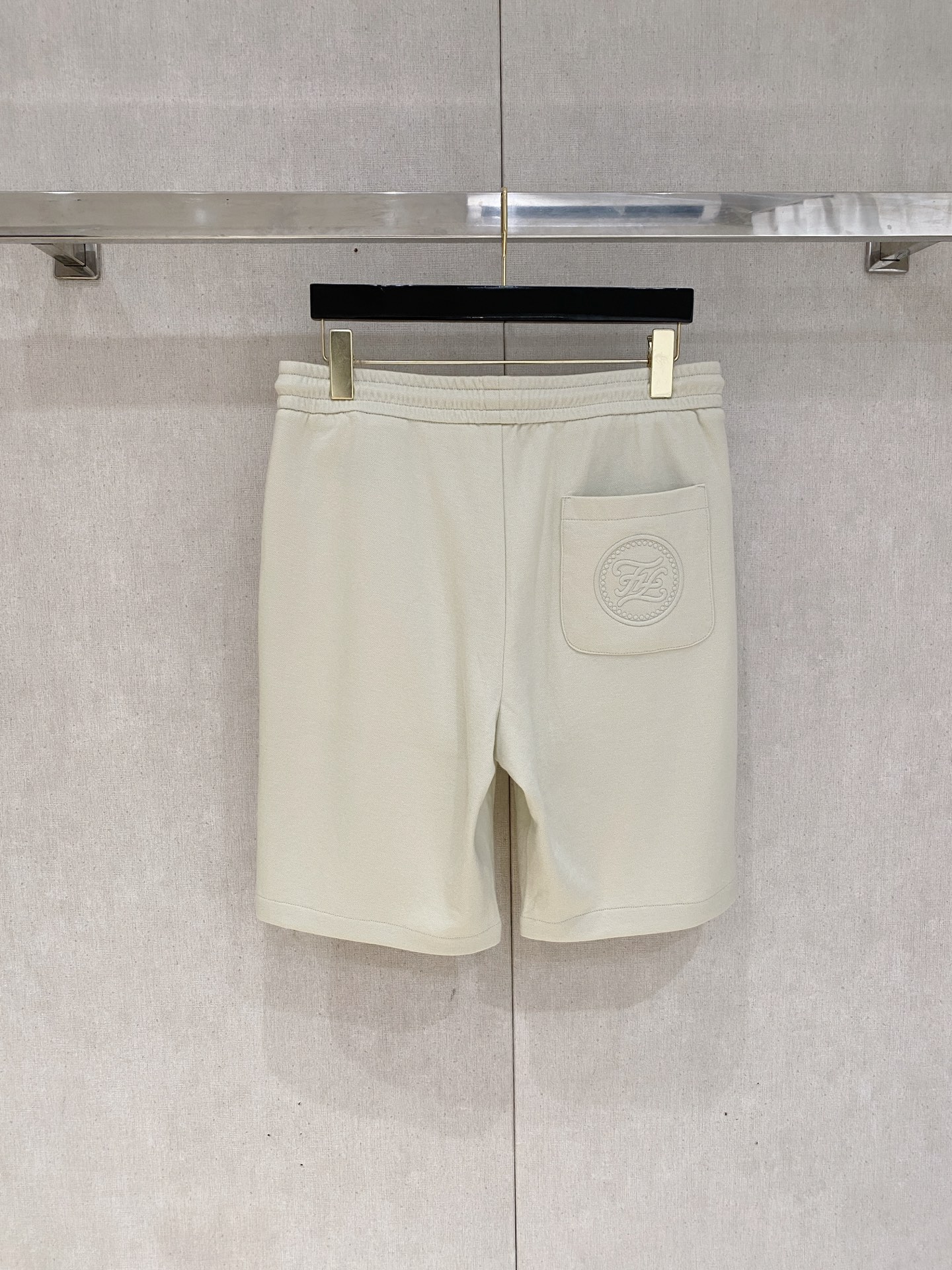  芬迪 2025ss春夏新款👖原单专柜休闲短裤，奢华经典品牌原版LOGO配饰 专柜热销款 身穿着非常舒适