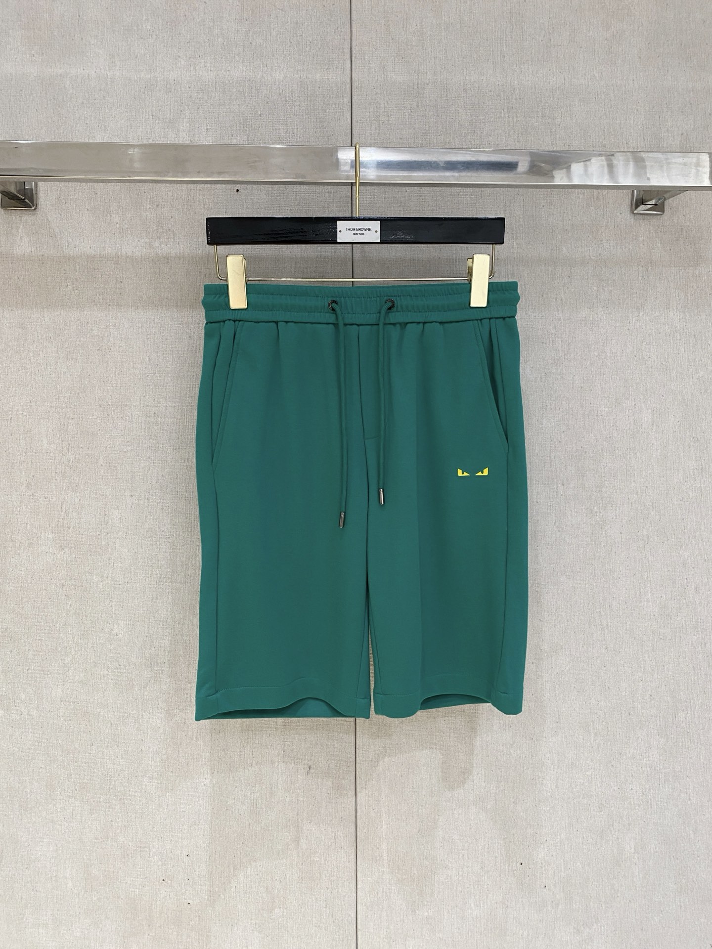  芬迪 2025ss春夏新款👖原单专柜休闲短裤，奢华经典品牌原版LOGO配饰 专柜热销款 身穿着非常舒适