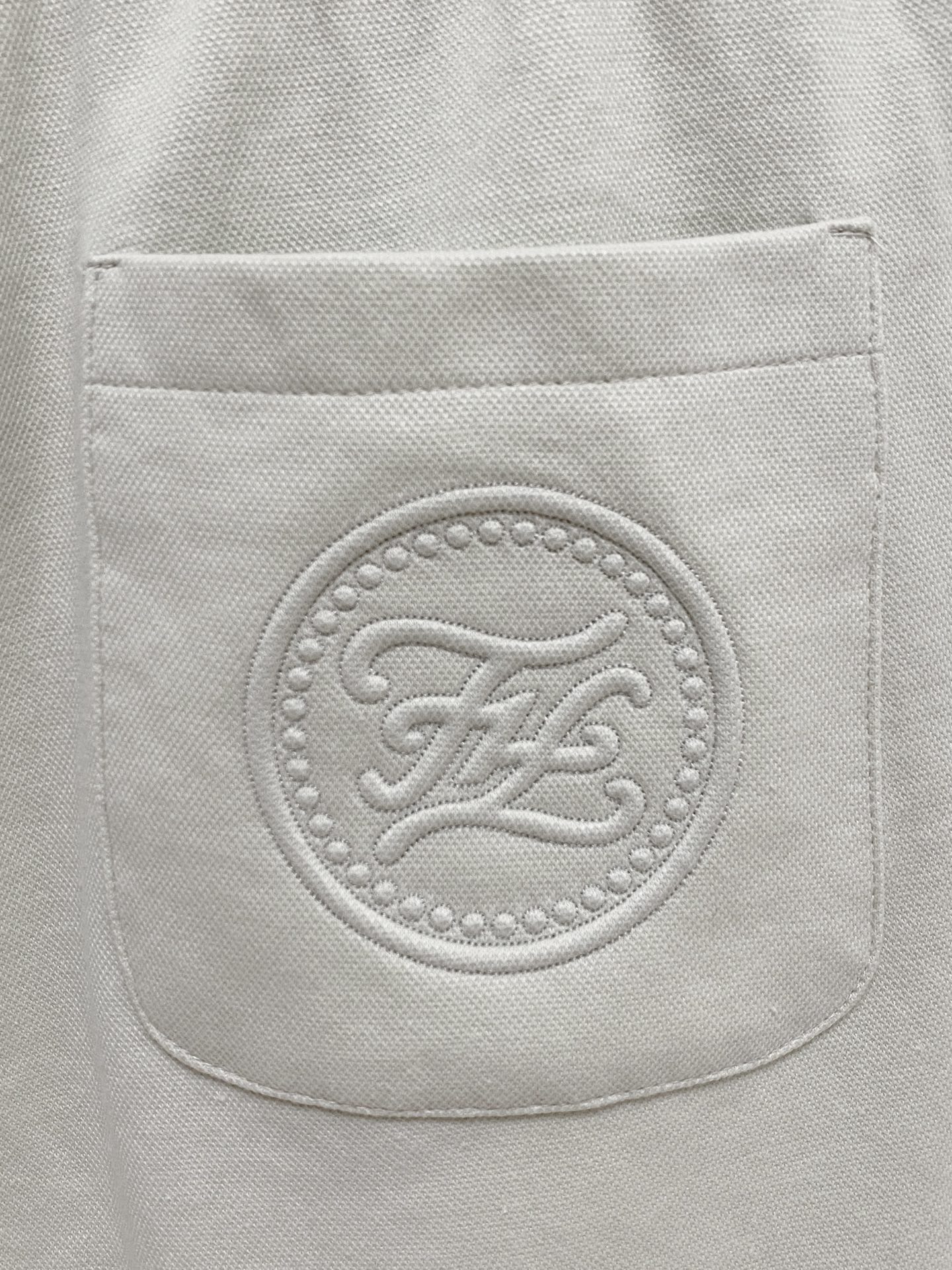  芬迪 2025ss春夏新款👖原单专柜休闲短裤，奢华经典品牌原版LOGO配饰 专柜热销款 身穿着非常舒适