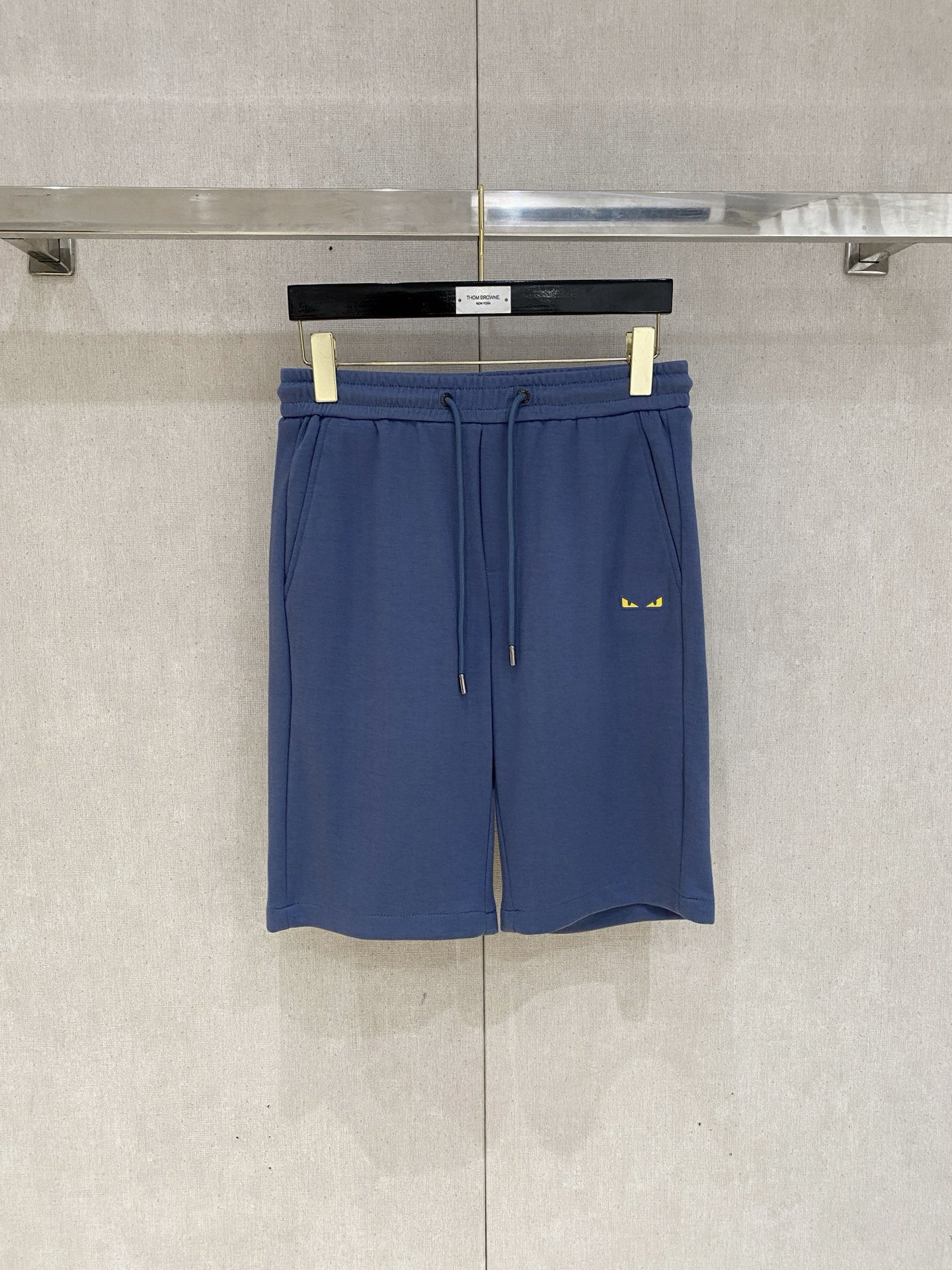  芬迪 2025ss春夏新款👖原单专柜休闲短裤，奢华经典品牌原版LOGO配饰 专柜热销款 身穿着非常舒适