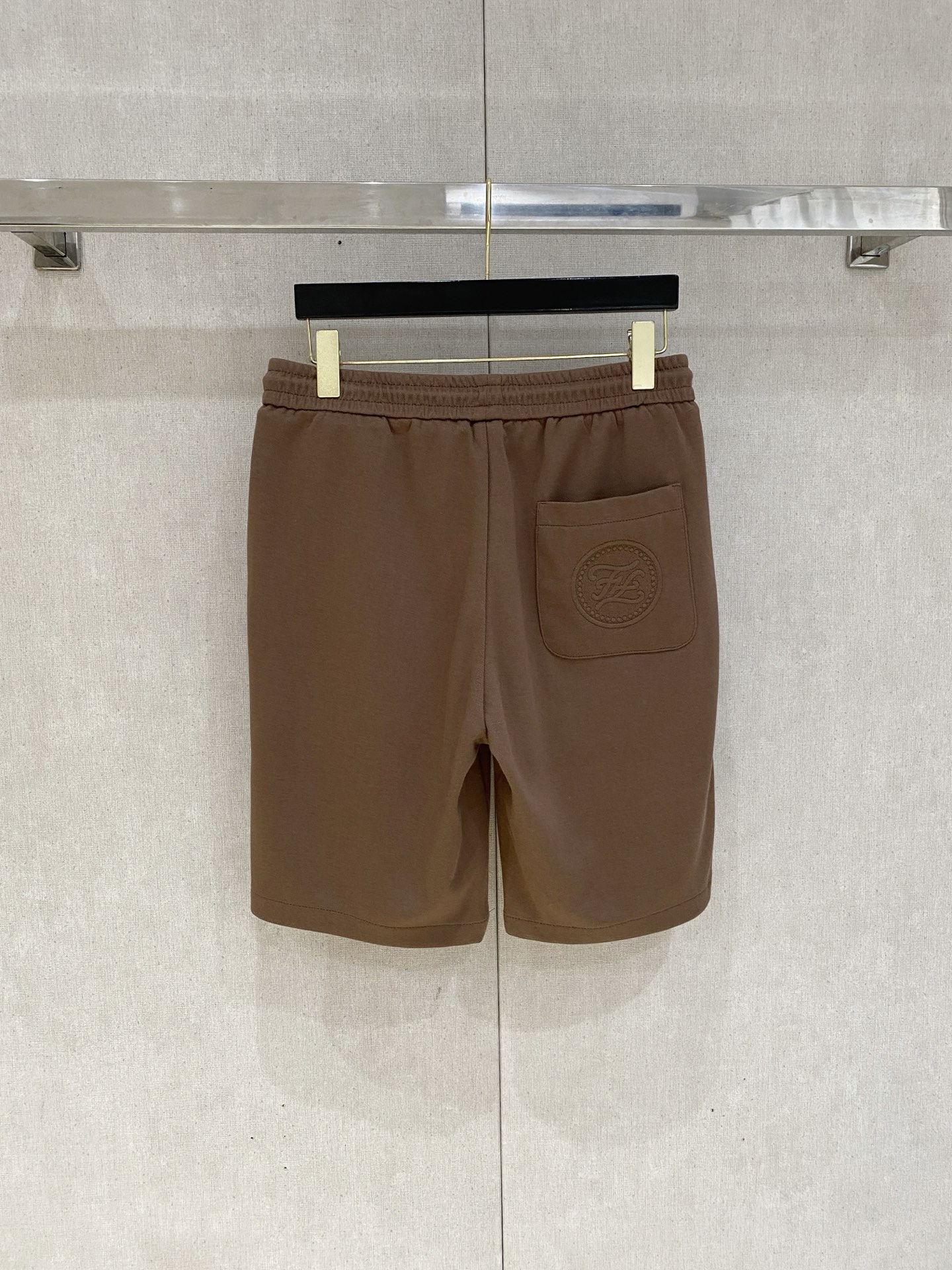  芬迪 2025ss春夏新款👖原单专柜休闲短裤，奢华经典品牌原版LOGO配饰 专柜热销款 身穿着非常舒适