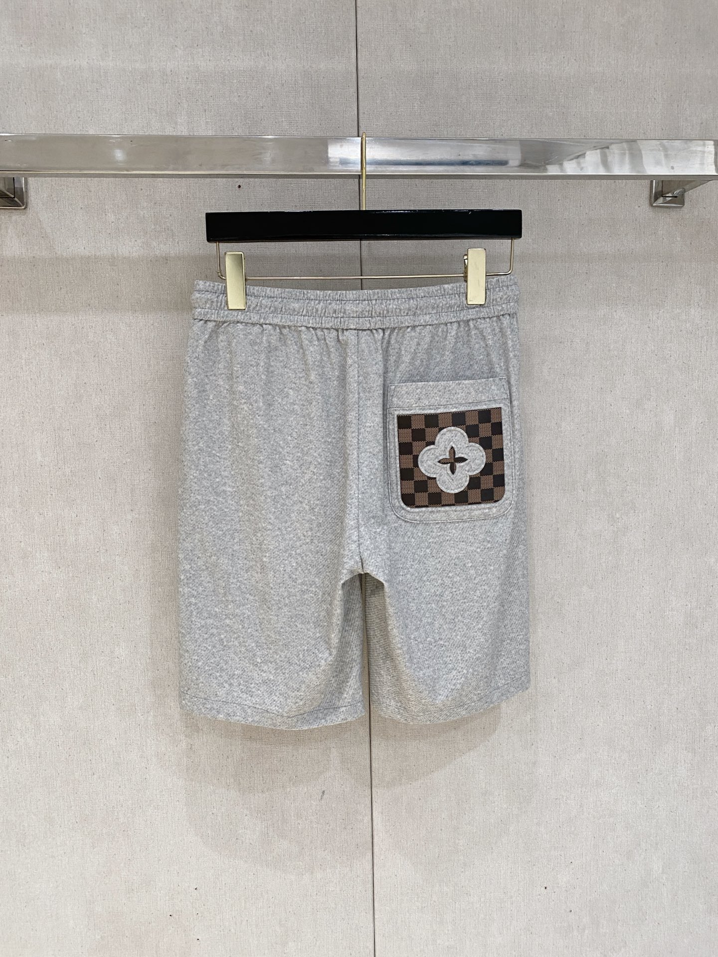  Lv  2025ss春夏新款👖原单专柜休闲短裤，奢华经典品牌原版LOGO配饰 专柜热销款 身穿着非常舒
