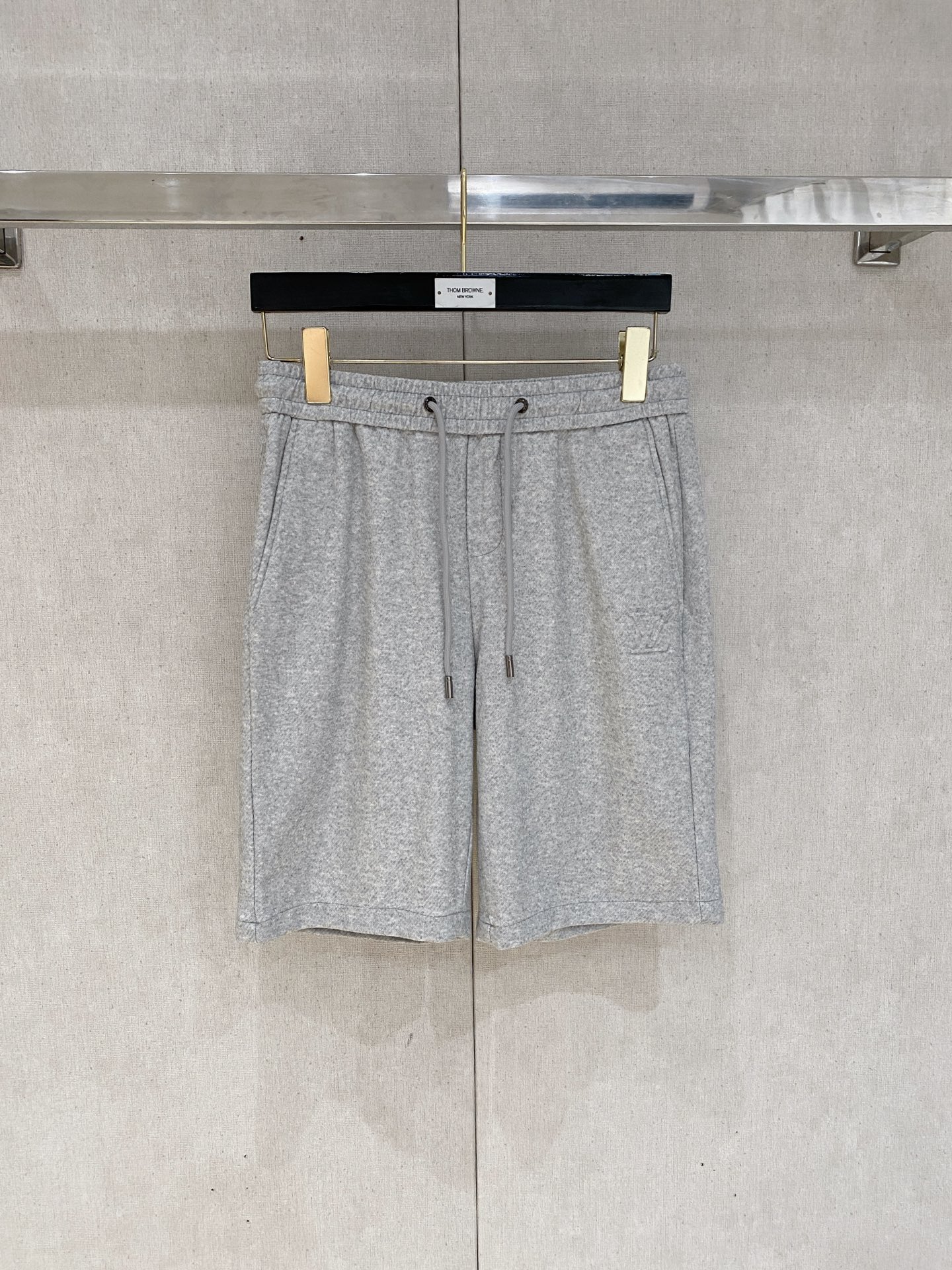  Lv  2025ss春夏新款👖原单专柜休闲短裤，奢华经典品牌原版LOGO配饰 专柜热销款 身穿着非常舒