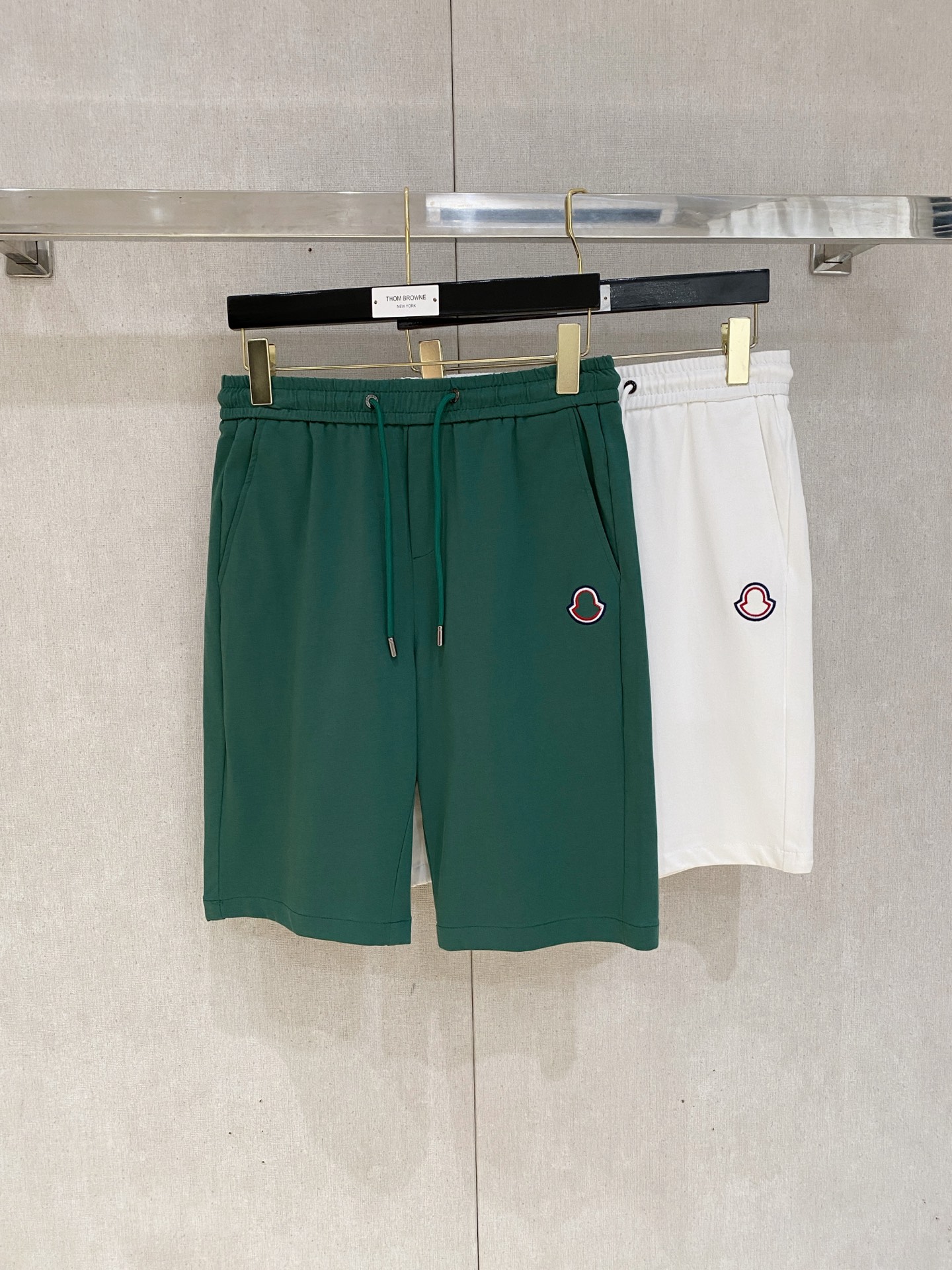  蒙口 2025ss春夏新款👖原单专柜休闲短裤，奢华经典品牌原版LOGO配饰 专柜热销款 身穿着非常舒适