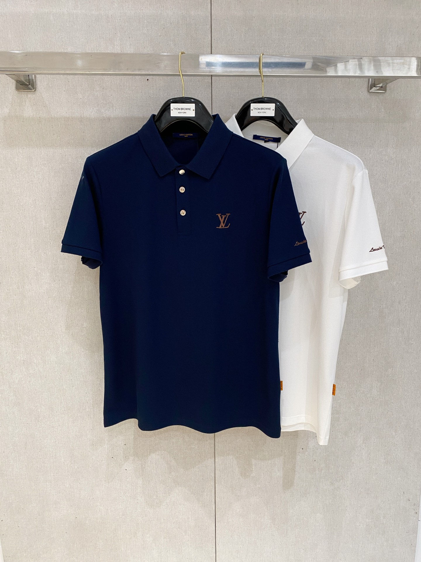  Lv  𝟏𝟎𝟎%新疆长绒棉 面料柔软舒适透气
2025 夏季 限量款短袖Polo系列
𝗦𝗜𝗭𝗘：𝗠-