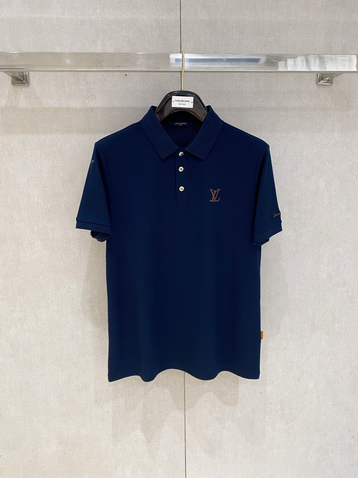   Lv  𝟏𝟎𝟎%新疆长绒棉 面料柔软舒适透气
2025 夏季 限量款短袖Polo系列
𝗦𝗜𝗭𝗘：𝗠-
