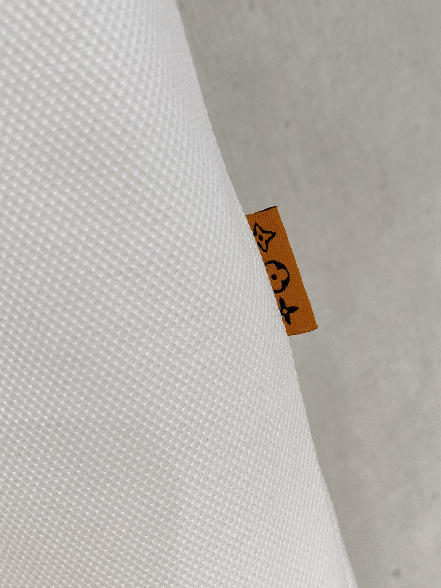   Lv  𝟏𝟎𝟎%新疆长绒棉 面料柔软舒适透气
2025 夏季 限量款短袖Polo系列
𝗦𝗜𝗭𝗘：𝗠-