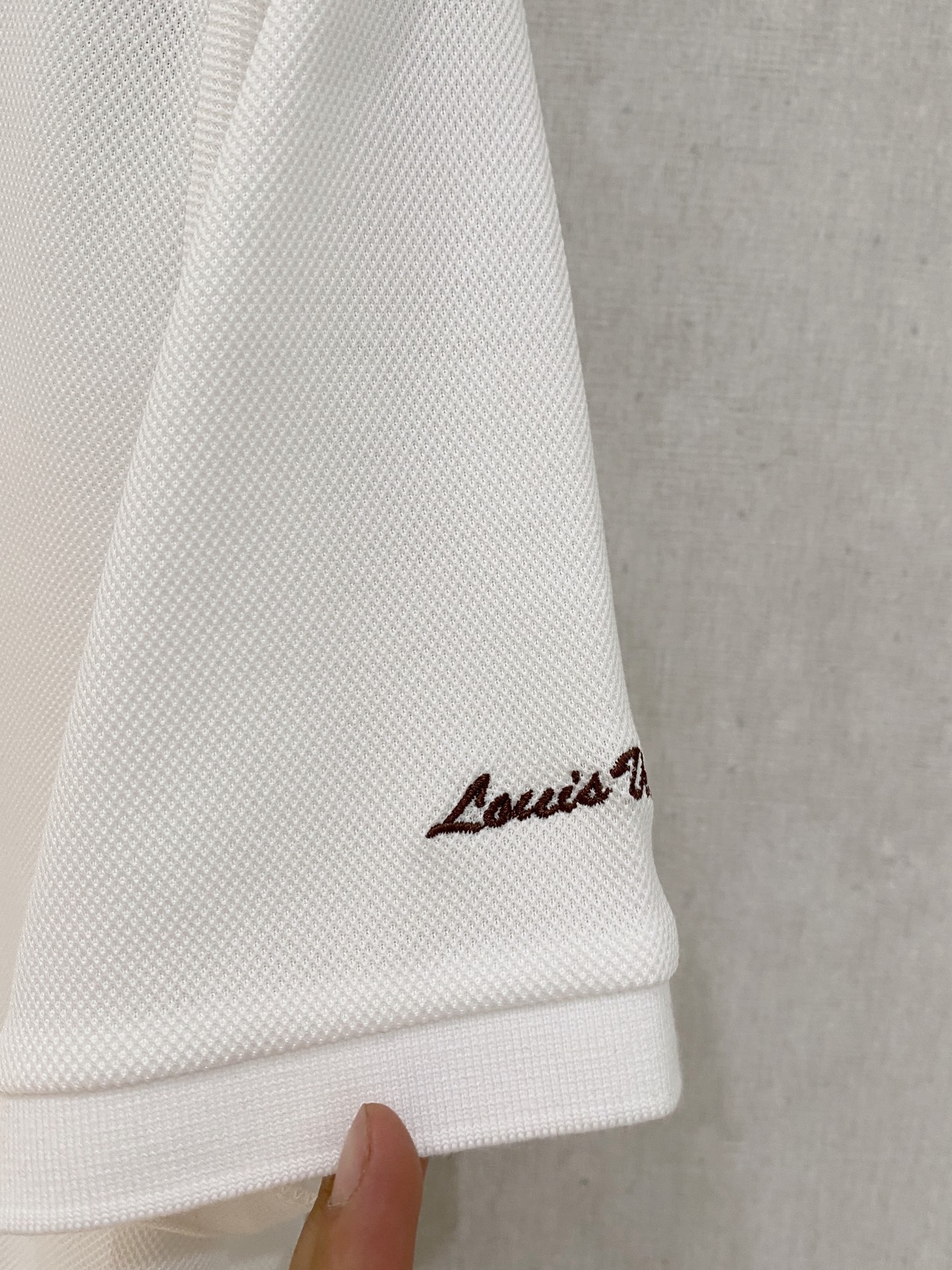   Lv  𝟏𝟎𝟎%新疆长绒棉 面料柔软舒适透气
2025 夏季 限量款短袖Polo系列
𝗦𝗜𝗭𝗘：𝗠-