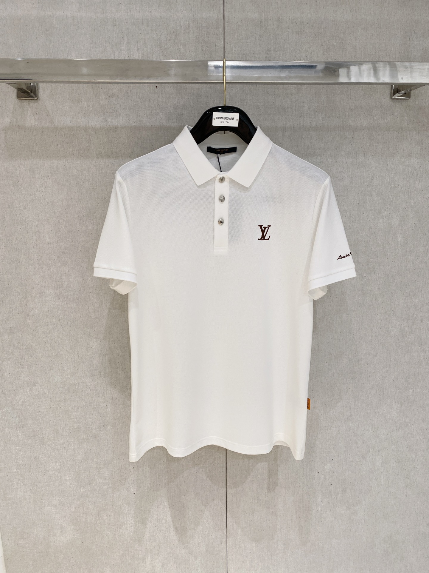   Lv  𝟏𝟎𝟎%新疆长绒棉 面料柔软舒适透气
2025 夏季 限量款短袖Polo系列
𝗦𝗜𝗭𝗘：𝗠-