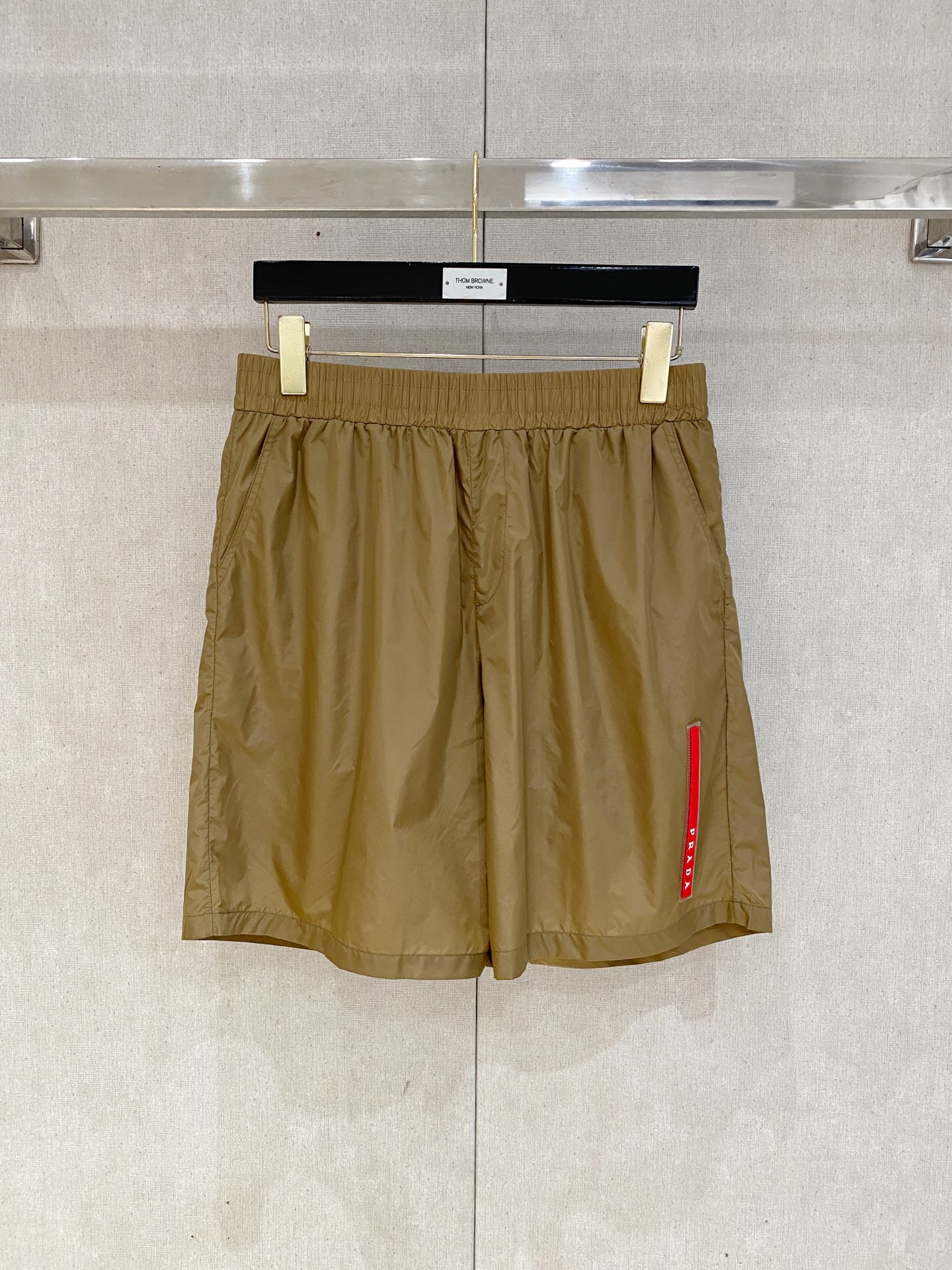 NO:480436,Prada, 2025 hot casual shorts, high elasticity and slimming, simple and versatile, with fine workmanship, every needle can be seen with care, many celebrity celebrities love the most, lengthen the body proportions!  Micro-spin ^_^Comfortable fabric Details S-XL, prada, shorts, alexander wang19860909普拉达、2025爆款休闲短裤 高弹显瘦必爆简约百搭爆款,做工精细,每一针都看得到用心,超多明星网红最爱 拉长身材比例哦！微弹 ^_^舒适面料 细节体码数S-XL,,prada,shorts,alexander wang,Men's clothing