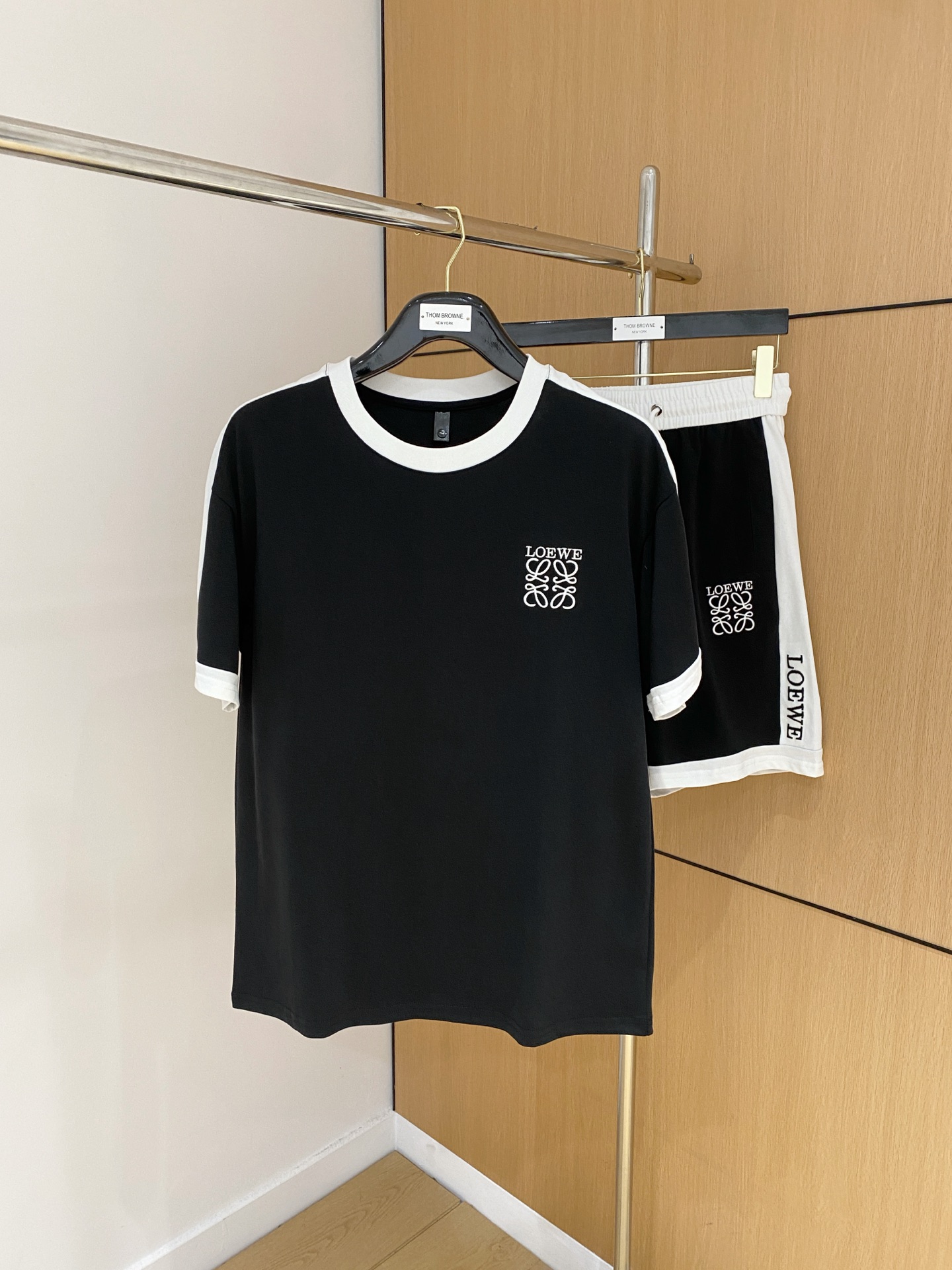 NO:474659,Luo Yiwei's new 2025 set uses exclusive imported customized fabrics for customer supply. The surface of the fabric is very textured and obvious. The upper body is breathable, light and comfortable. The details show the design characteristics and exquisite craftsmanship. The overall details are wonderful!  The overall style is fashionable, simple and generous. The same style for men and women, couples. The number of codes M-3XL, loewe, alexander wang19860909罗意威 2025新款套装采用客供独家进口定制面料,面料表面非常有质感显而易见,上身透气轻薄十分舒适,细节处彰显设计特色与精湛工艺,整体细节美妙绝伦！整体款式时尚简洁大方.男女同款,情侣款.码数M-3XL,,loewe,alexander wang,Men's clothing