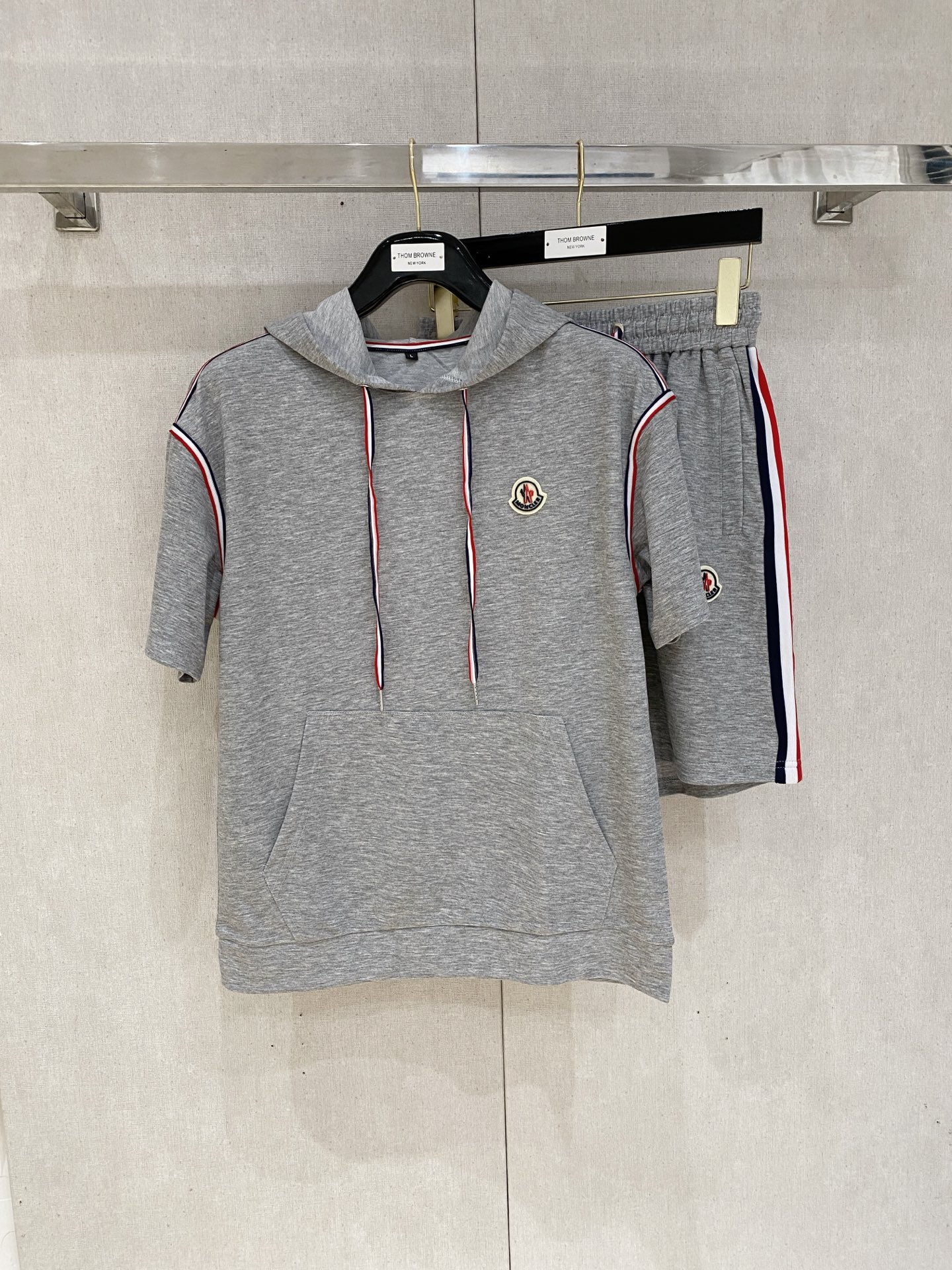 NO:427010,The masked mouth, high-end customization, the new spring and summer style first-time counter latest short-sleeved shorts casual suit, high-end customization, avant-garde and fashionable design!  Brand logo heavy craftsmanship design, high-end customized pure cotton fabric, soft feel, comfortable to wear, exquisite counter-level car line, fine workmanship, invincible and handsome upper body effect!  A must-have item for handsome men!  , Moncler, shorts, T-shirt, alexander wang19860909蒙口 高端定制 春夏新款首发专柜最新款短袖短裤休闲套装 高端订制 设计前卫时尚！品牌logo重工艺设计 高端定制纯棉面料.手感柔软.穿着舒适.专柜级别精致车线.做工精细.上身效果无敌帅气！型男必备单品！,,Moncler,shorts,T-shirt,alexander wang,Men's clothing