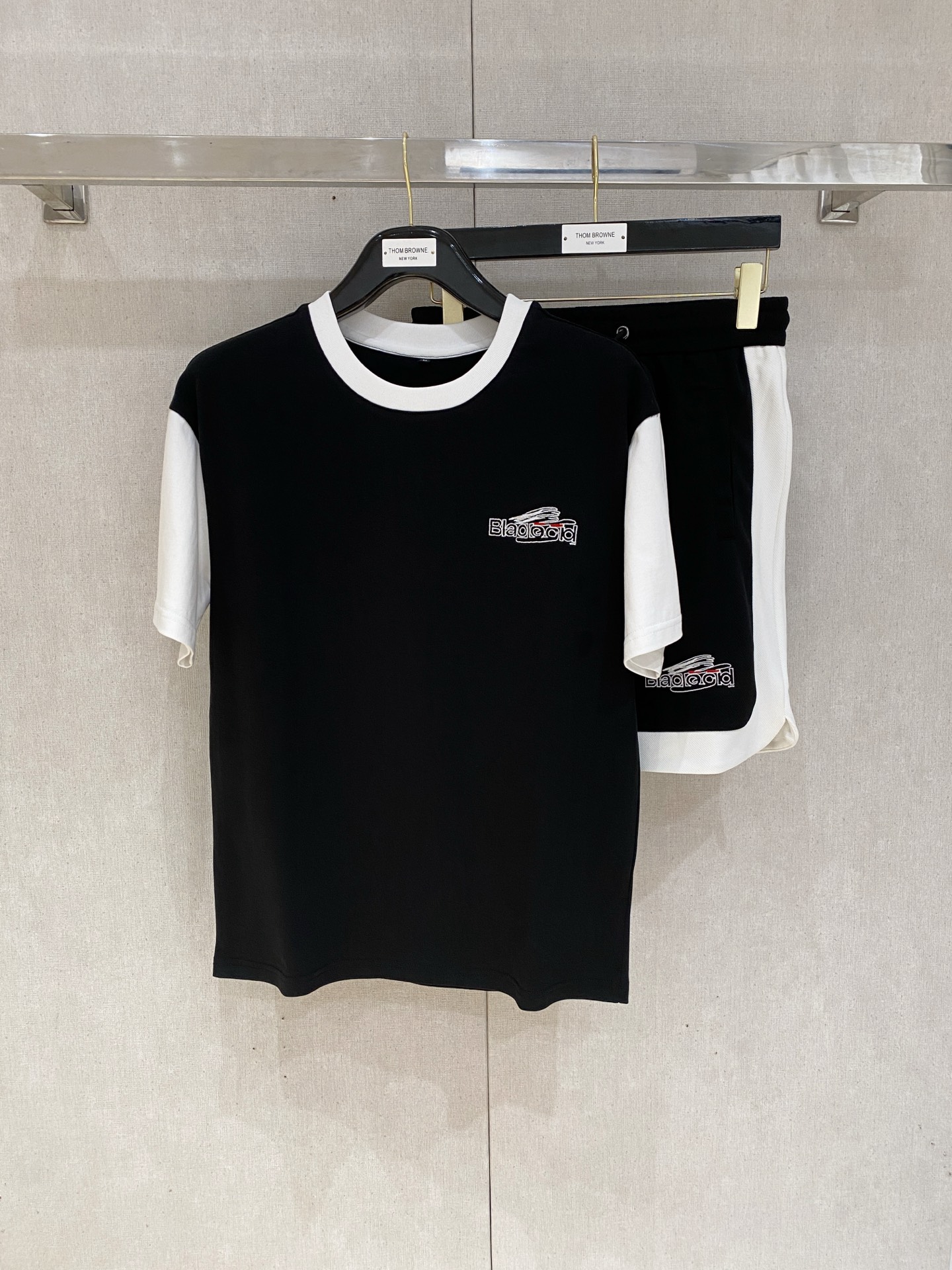 NO:427002,Balenciaga high-end customization, the new spring and summer new first-time counter latest short-sleeved shorts casual suit, high-end customization, avant-garde and fashionable design!  Brand logo heavy craftsmanship design, high-end customized pure cotton fabric, soft feel, comfortable to wear, exquisite counter-level car line, fine workmanship, invincible and handsome upper body effect!  A must-have item for handsome men!  ,,balenciaga,shorts,T-shirt,alexander wang19860909巴黎世家 高端定制 春夏新款首发专柜最新款短袖短裤休闲套装 高端订制 设计前卫时尚！品牌logo重工艺设计 高端定制纯棉面料.手感柔软.穿着舒适.专柜级别精致车线.做工精细.上身效果无敌帅气！型男必备单品！,,balenciaga,shorts,T-shirt,alexander wang,Men's clothing