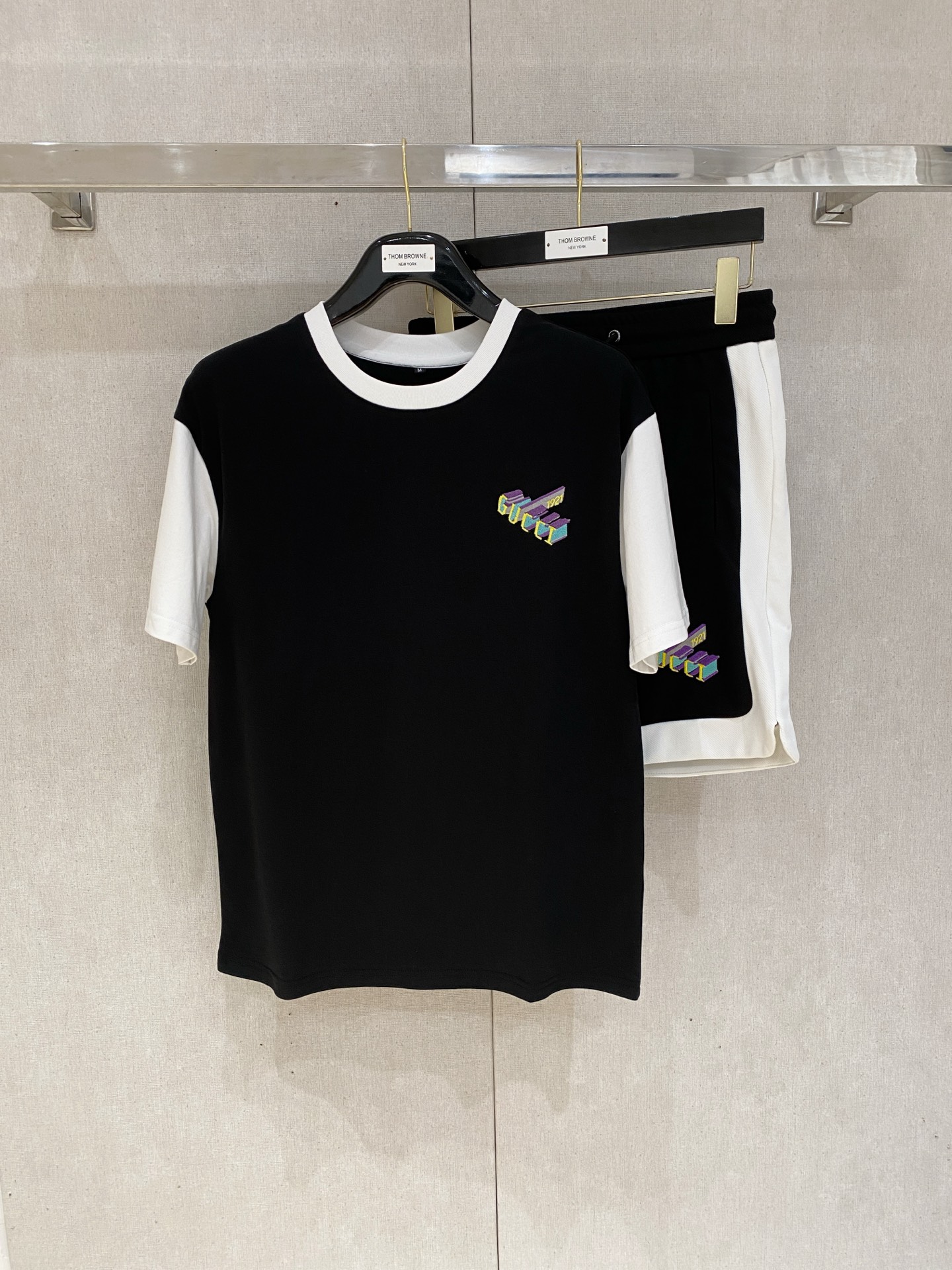 NO:426999,Gucci high-end customization, the new spring and summer new first-time counter latest short-sleeved shorts casual suit, high-end customization, avant-garde and fashionable design!  Brand logo heavy craftsmanship design, high-end customized pure cotton fabric, soft feel, comfortable to wear, exquisite counter-level car line, fine workmanship, invincible and handsome upper body effect!  A must-have item for handsome men!  ,gucci,shorts,T-shirt,alexander wang19860909古驰 高端定制 春夏新款首发专柜最新款短袖短裤休闲套装 高端订制 设计前卫时尚！品牌logo重工艺设计 高端定制纯棉面料.手感柔软.穿着舒适.专柜级别精致车线.做工精细.上身效果无敌帅气！型男必备单品！,,gucci,shorts,T-shirt,alexander wang,Men's clothing