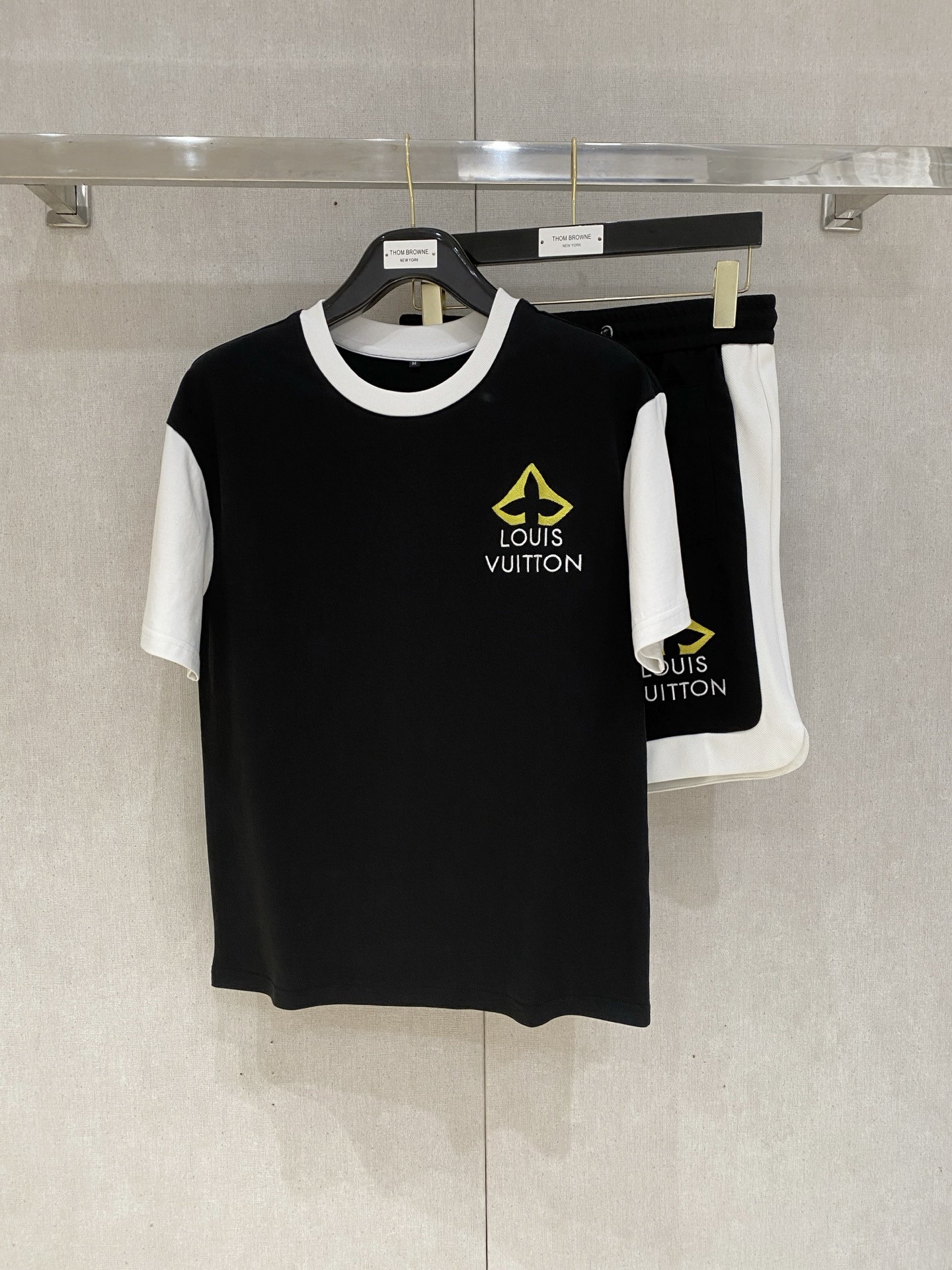 NO:426981,LV high-end customization, the new spring and summer new first-time counter latest short-sleeved shorts casual suit, high-end customization, avant-garde and fashionable design!  Brand logo heavy craftsmanship design, high-end customized pure cotton fabric, soft feel, comfortable to wear, exquisite counter-level car line, fine workmanship, invincible and handsome upper body effect!  A must-have item for handsome men!  ,,louis vuitton,shorts,T-shirt,alexander wang19860909LV 高端定制 春夏新款首发专柜最新款短袖短裤休闲套装 高端订制 设计前卫时尚！品牌logo重工艺设计 高端定制纯棉面料.手感柔软.穿着舒适.专柜级别精致车线.做工精细.上身效果无敌帅气！型男必备单品！,,louis vuitton,shorts,T-shirt,alexander wang,Men's clothing