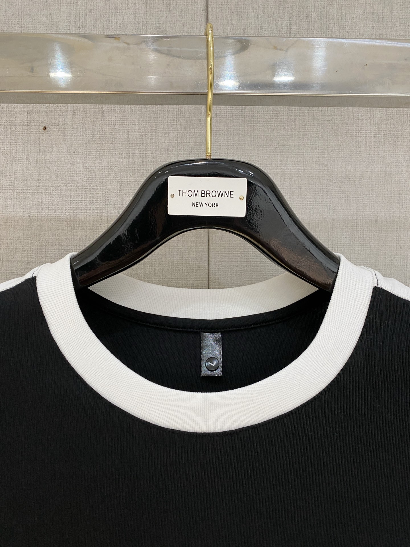 NO:426988,Luo Yiwei High-end customization, the new spring and summer new first-time counter latest short-sleeved shorts casual suit, high-end customization, avant-garde and fashionable design!  Brand logo heavy craftsmanship design, high-end customized pure cotton fabric, soft feel, comfortable to wear, exquisite counter-level car line, fine workmanship, invincible and handsome upper body effect!  A must-have item for handsome men!  ,loewe,shorts,T-shirt,alexander wang19860909罗意威 高端定制 春夏新款首发专柜最新款短袖短裤休闲套装 高端订制 设计前卫时尚！品牌logo重工艺设计 高端定制纯棉面料.手感柔软.穿着舒适.专柜级别精致车线.做工精细.上身效果无敌帅气！型男必备单品！,,loewe,shorts,T-shirt,alexander wang,Men's clothing