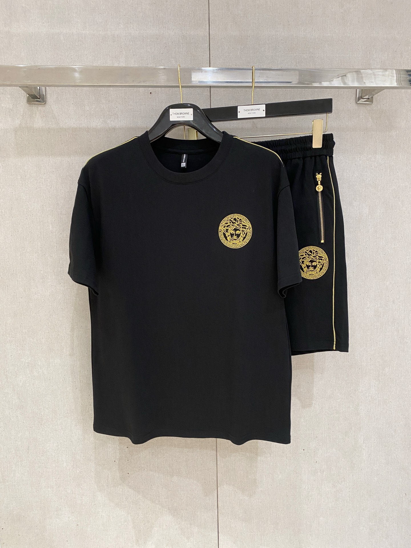 NO:426992,Versace high-end customization, the new spring and summer new first-time counter latest short-sleeved shorts casual suit, high-end customization, avant-garde and fashionable design!  Brand logo heavy craftsmanship design, high-end customized pure cotton fabric, soft feel, comfortable to wear, exquisite counter-level car line, fine workmanship, invincible and handsome upper body effect!  A must-have item for handsome men!  , versace, shorts, T-shirt, alexander wang19860909范思哲 高端定制 春夏新款首发专柜最新款短袖短裤休闲套装 高端订制 设计前卫时尚！品牌logo重工艺设计 高端定制纯棉面料.手感柔软.穿着舒适.专柜级别精致车线.做工精细.上身效果无敌帅气！型男必备单品！,,versace,shorts,T-shirt,alexander wang,Men's clothing