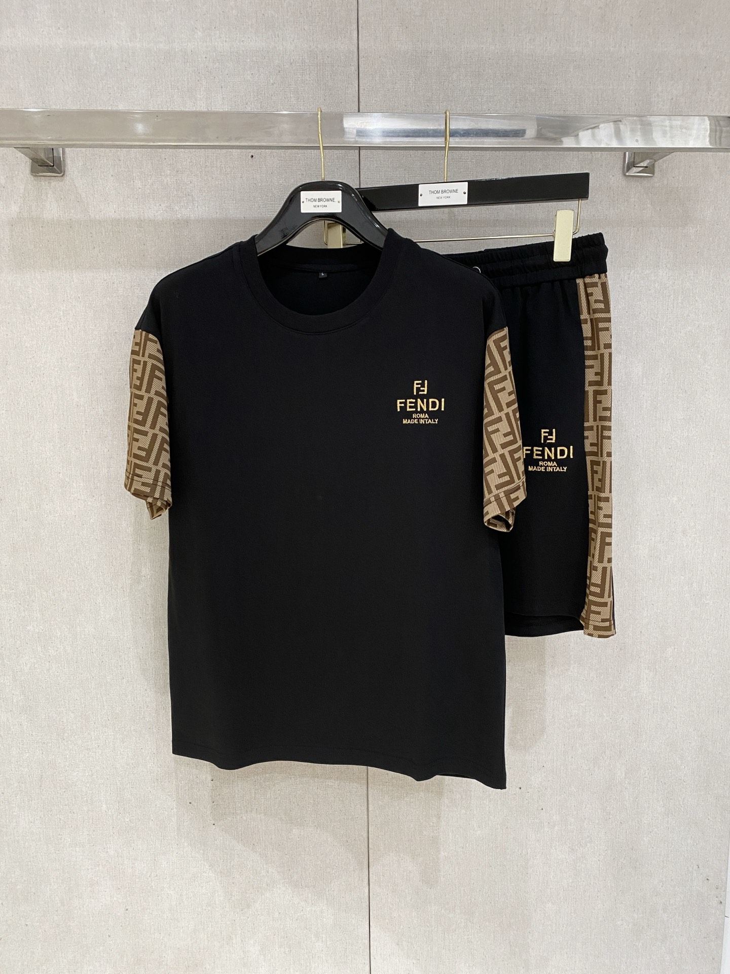 NO:427006,Fendi High-end Customization, the new spring and summer new first-time counter latest short-sleeved shorts casual suit, high-end customization, avant-garde and fashionable design!  Brand logo heavy craftsmanship design, high-end customized pure cotton fabric, soft feel, comfortable to wear, exquisite counter-level car line, fine workmanship, invincible and handsome upper body effect!  A must-have item for handsome men!  ,fendi,shorts,T-shirt,alexander wang19860909芬迪 高端定制 春夏新款首发专柜最新款短袖短裤休闲套装 高端订制 设计前卫时尚！品牌logo重工艺设计 高端定制纯棉面料.手感柔软.穿着舒适.专柜级别精致车线.做工精细.上身效果无敌帅气！型男必备单品！,,fendi,shorts,T-shirt,alexander wang,Men's clothing