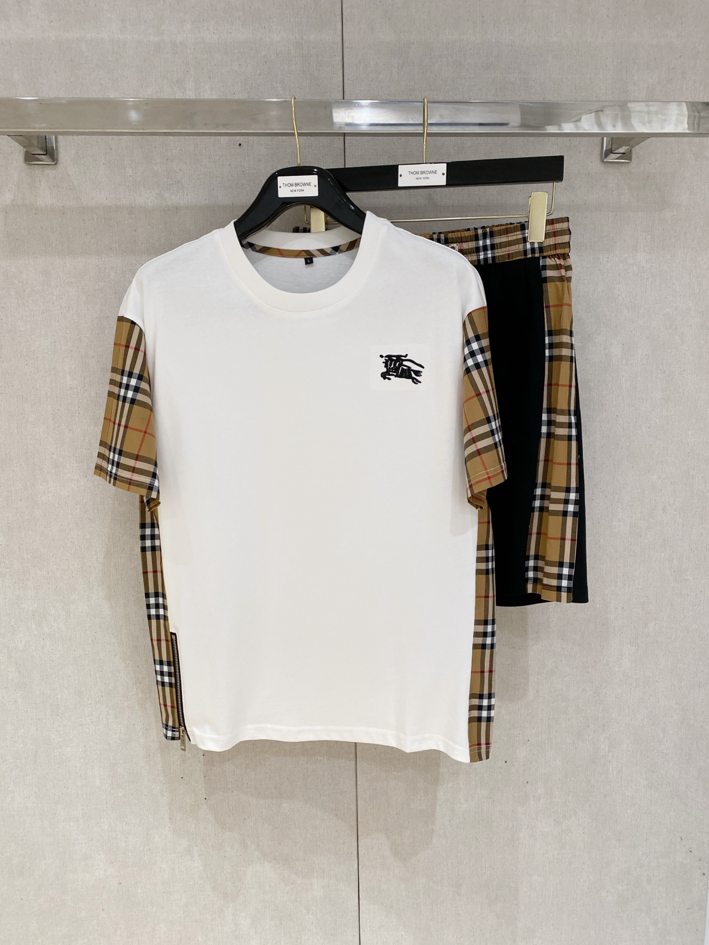 NO:427024,Burberry high-end customization, the new spring and summer new first-time counter latest short-sleeved shorts casual suit, high-end customization, avant-garde and fashionable design!  Brand logo heavy craftsmanship design, high-end customized pure cotton fabric, soft feel, comfortable to wear, exquisite counter-level car line, fine workmanship, invincible and handsome upper body effect!  A must-have item for handsome men!  ,burberry,shorts,T-shirt,alexander wang19860909巴宝莉 高端定制 春夏新款首发专柜最新款短袖短裤休闲套装 高端订制 设计前卫时尚！品牌logo重工艺设计 高端定制纯棉面料.手感柔软.穿着舒适.专柜级别精致车线.做工精细.上身效果无敌帅气！型男必备单品！,,burberry,shorts,T-shirt,alexander wang,Men's clothing