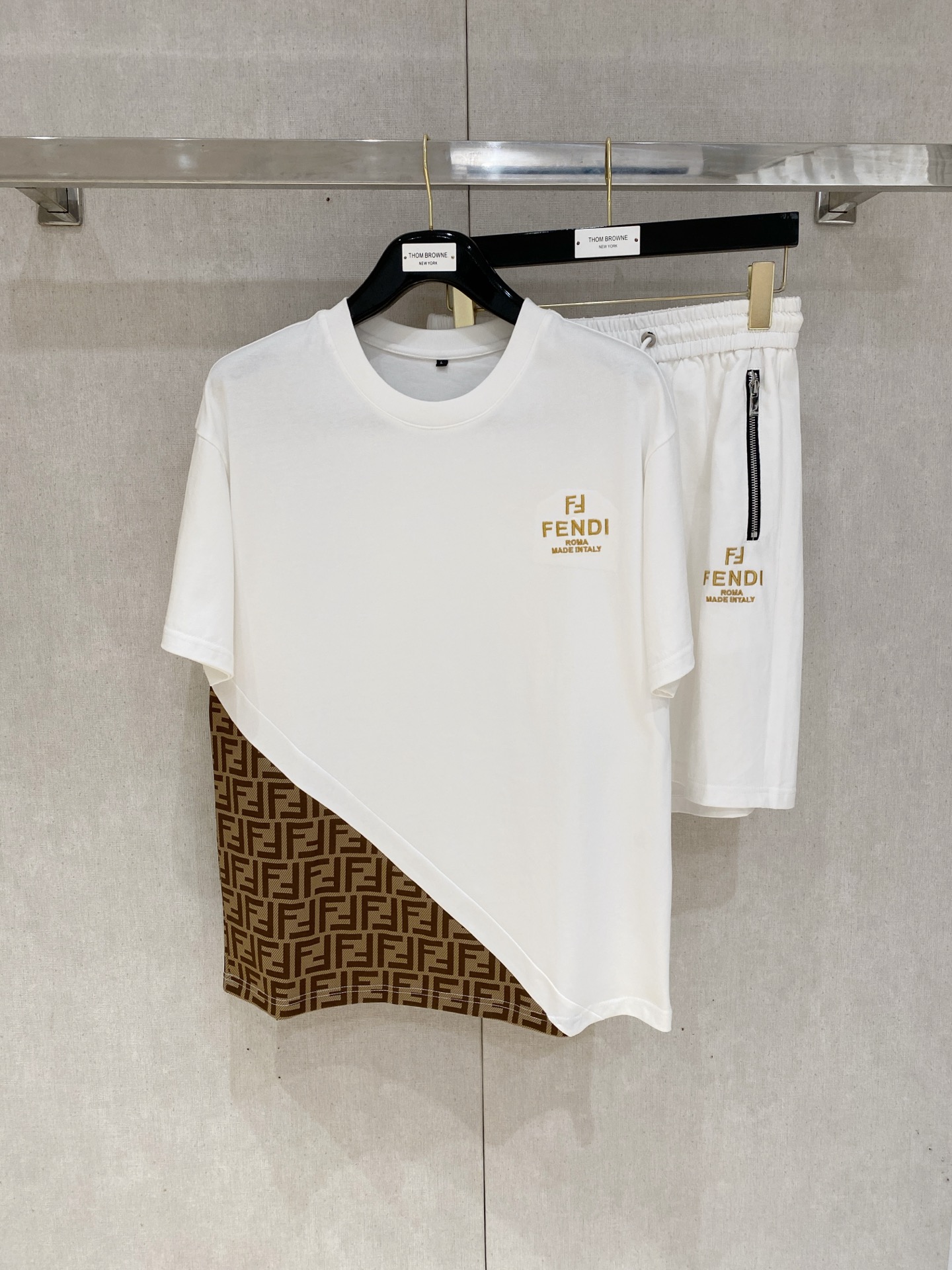 NO:427029,Fendi High-end Customization, the new spring and summer new first-time counter latest short-sleeved shorts casual suit, high-end customization, avant-garde and fashionable design!  Brand logo heavy craftsmanship design, high-end customized pure cotton fabric, soft feel, comfortable to wear, exquisite counter-level car line, fine workmanship, invincible and handsome upper body effect!  A must-have item for handsome men!  ,fendi,shorts,T-shirt,alexander wang19860909芬迪 高端定制 春夏新款首发专柜最新款短袖短裤休闲套装 高端订制 设计前卫时尚！品牌logo重工艺设计 高端定制纯棉面料.手感柔软.穿着舒适.专柜级别精致车线.做工精细.上身效果无敌帅气！型男必备单品！,,fendi,shorts,T-shirt,alexander wang,Men's clothing