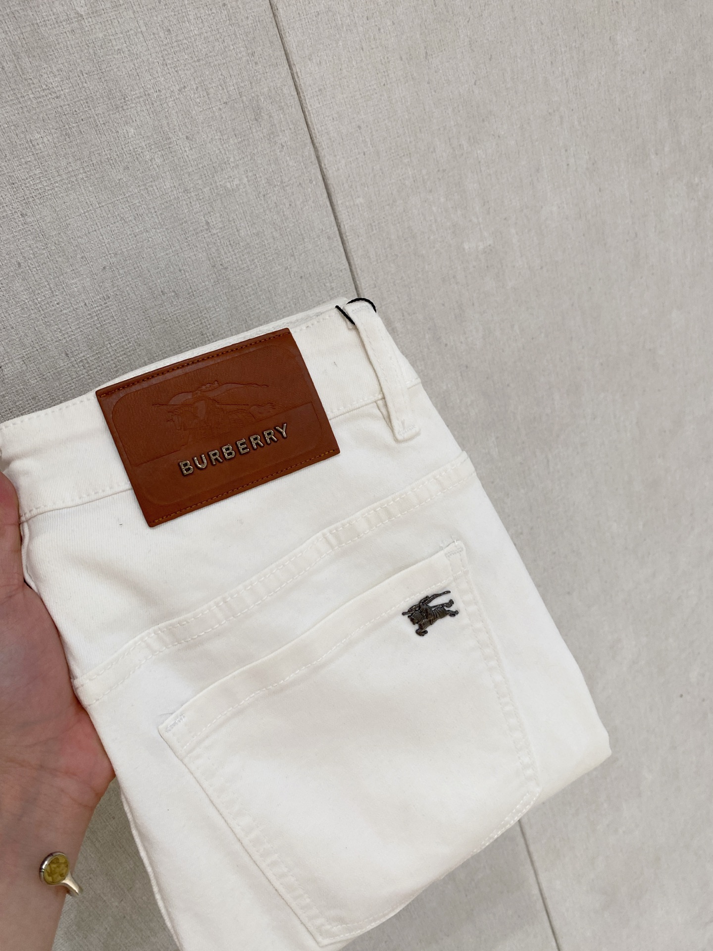 NO:469457,Burberry 2025 spring and summer men's wash small straight jeans!  Trading company channel is awesome, with excellent quality, versatile versatile pants king in the fashion circle, European and American street photography mid-to-high frequency wear demonstration, leather waist brand logo design!  And it is a must-have item for luxury brands every season!  Very pure and minimalist design tone!  Adhering to the usual fashion proposition, it is quite eye-catching, which demonstrates its ingenuity and strongly posits its brand identity!  Customized Italian tannin fabrics are invincible in texture and have a charm, perfect style and tailoring, and excellent slimming effect. They can sweep the wardrobe and match any top set. They are widely compatible and casual, with full upper body shapes and invincible fashionable and versatile!  Size 29-38, Burberry, jeans, alexander wang19860909巴宝莉 2025春夏男士水洗小直筒牛仔裤！贸易公司渠道牛货,品相超赞,时尚圈万能的百搭裤王,欧美街拍中高频穿搭示范,皮革腰牌logo设计！且是奢侈品牌每季必出的单品！非常纯粹极简的设计基调！秉承了一贯的时尚主张,颇具看点,即彰显了匠心工艺又有力的标榜了品牌身份！客供意大利定制丹宁面料,质感无敌赞,颇具韵味,版型剪裁完美,提臀修身显瘦效果极佳,可横扫衣橱任何的上装搭配,兼容性广泛,休闲兼备,上身型款十足,无敌的时髦百搭神品！尺码29-38,,burberry,jeans,alexander wang,Men's clothing