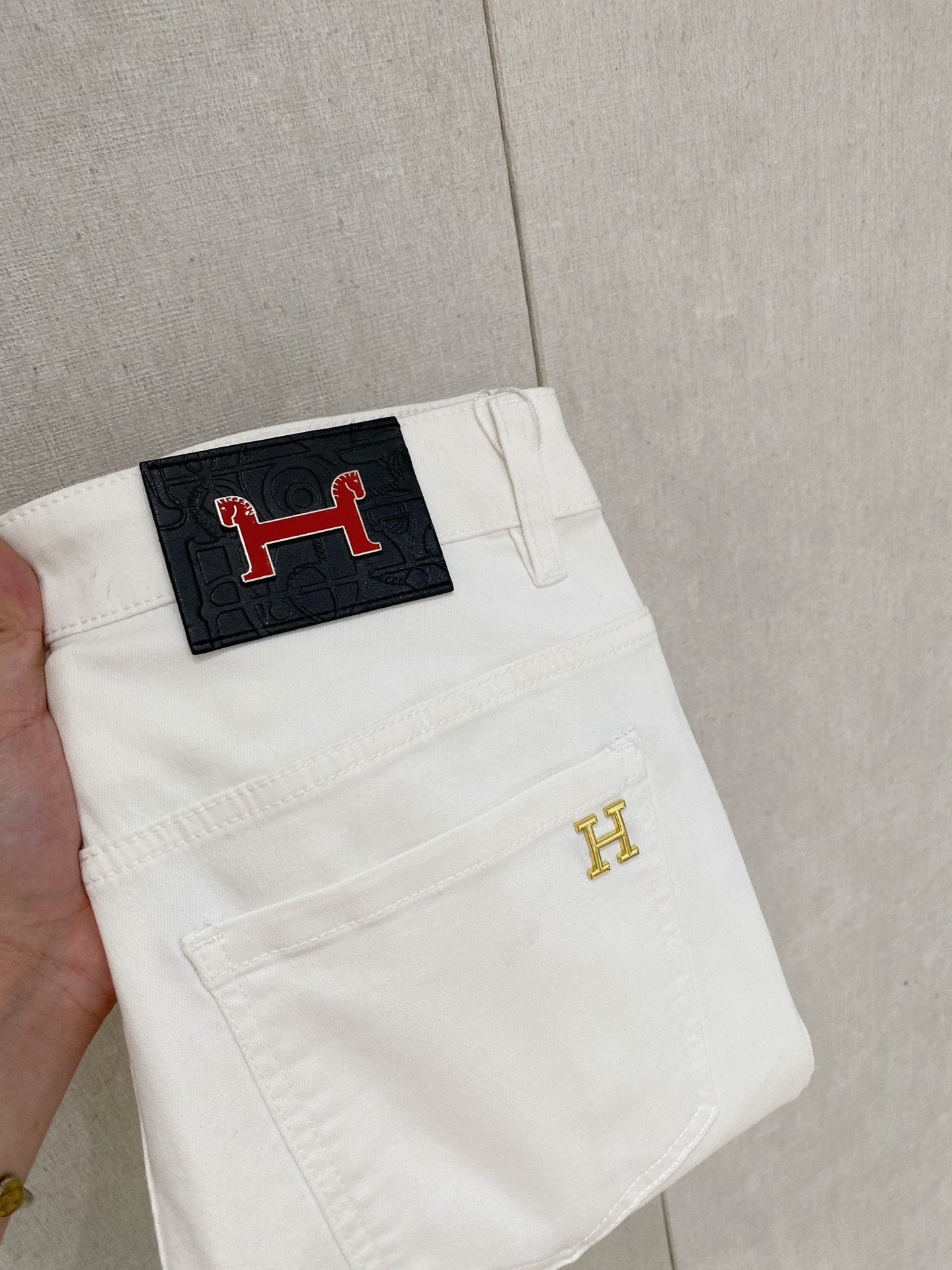 NO:469462,Hermes 2025 spring and summer men's wash small straight jeans!  Trading company channel is awesome, with excellent quality, versatile versatile pants king in the fashion circle, European and American street photography mid-to-high frequency wear demonstration, leather waist brand logo design!  And it is a must-have item for luxury brands every season!  Very pure and minimalist design tone!  Adhering to the usual fashion proposition, it is quite eye-catching, which demonstrates its ingenuity and strongly posits its brand identity!  Customized Italian tannin fabrics are invincible in texture and have a charm, perfect style and tailoring, and excellent slimming effect. They can sweep the wardrobe and match any top set. They are widely compatible and casual, with full upper body shapes and invincible fashionable and versatile!  Size 29-38, hermes, jeans, alexander wang19860909爱马仕 2025春夏男士水洗小直筒牛仔裤！贸易公司渠道牛货,品相超赞,时尚圈万能的百搭裤王,欧美街拍中高频穿搭示范,皮革腰牌logo设计！且是奢侈品牌每季必出的单品！非常纯粹极简的设计基调！秉承了一贯的时尚主张,颇具看点,即彰显了匠心工艺又有力的标榜了品牌身份！客供意大利定制丹宁面料,质感无敌赞,颇具韵味,版型剪裁完美,提臀修身显瘦效果极佳,可横扫衣橱任何的上装搭配,兼容性广泛,休闲兼备,上身型款十足,无敌的时髦百搭神品！尺码29-38,,hermes,jeans,alexander wang,Men's clothing