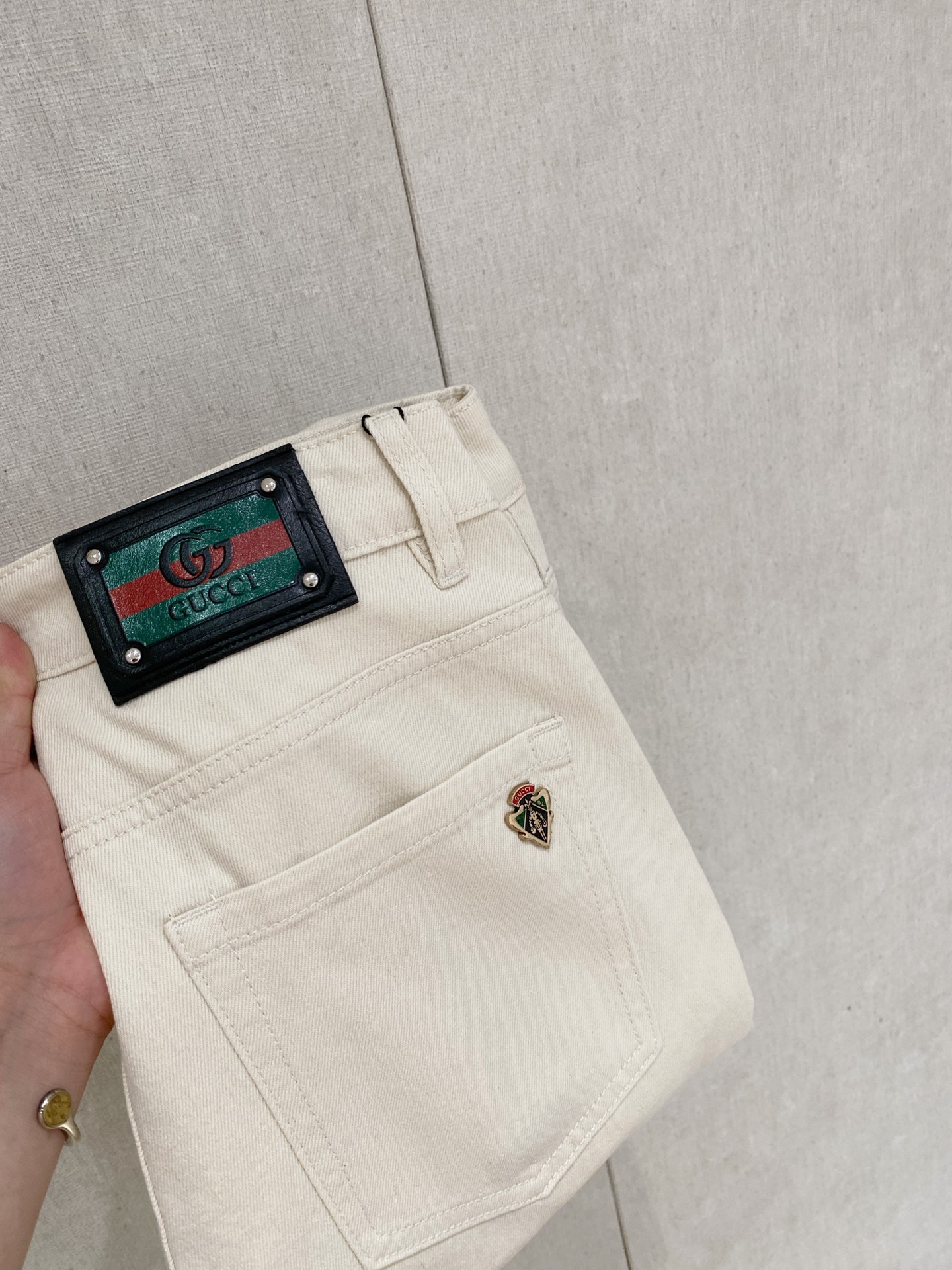 NO:469481,Gucci 2025 spring and summer men's wash small straight jeans!  Trading company channel is awesome, with excellent quality, versatile versatile pants king in the fashion circle, European and American street photography mid-to-high frequency wear demonstration, leather waist brand logo design!  And it is a must-have item for luxury brands every season!  Very pure and minimalist design tone!  Adhering to the usual fashion proposition, it is quite eye-catching, which demonstrates its ingenuity and strongly posits its brand identity!  Customized Italian tannin fabrics are invincible in texture and have a charm, perfect style and tailoring, and excellent slimming effect. They can sweep the wardrobe and match any top set. They are widely compatible and casual, with full upper body shapes and invincible fashionable and versatile!  Size 29-38, gucci, jeans, alexander wang19860909古驰 2025春夏男士水洗小直筒牛仔裤！贸易公司渠道牛货,品相超赞,时尚圈万能的百搭裤王,欧美街拍中高频穿搭示范,皮革腰牌logo设计！且是奢侈品牌每季必出的单品！非常纯粹极简的设计基调！秉承了一贯的时尚主张,颇具看点,即彰显了匠心工艺又有力的标榜了品牌身份！客供意大利定制丹宁面料,质感无敌赞,颇具韵味,版型剪裁完美,提臀修身显瘦效果极佳,可横扫衣橱任何的上装搭配,兼容性广泛,休闲兼备,上身型款十足,无敌的时髦百搭神品！尺码29-38,,gucci,jeans,alexander wang,Men's clothing