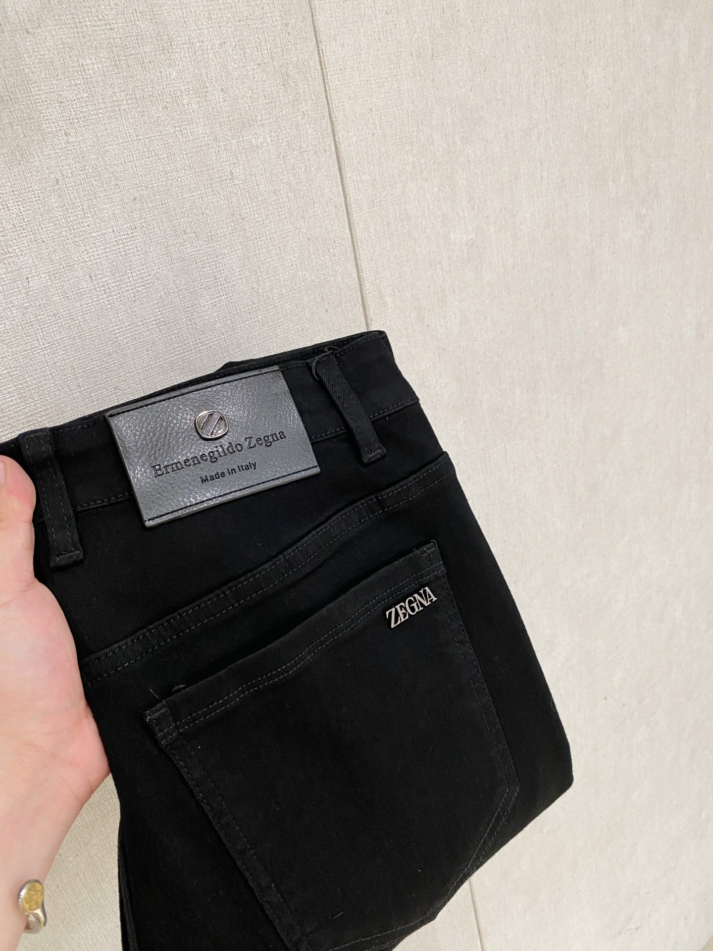 NO:469501,Jenia 2025 spring and summer men's wash small straight jeans!  Trading company channel is awesome, with excellent quality, versatile versatile pants king in the fashion circle, European and American street photography mid-to-high frequency wear demonstration, leather waist brand logo design!  And it is a must-have item for luxury brands every season!  Very pure and minimalist design tone!  Adhering to the usual fashion proposition, it is quite eye-catching, which demonstrates its ingenuity and strongly posits its brand identity!  Customized Italian tannin fabrics are invincible in texture and have a charm, perfect style and tailoring, and excellent slimming effect. They can sweep the wardrobe and match any top set. They are widely compatible and casual, with full upper body shapes and invincible fashionable and versatile!  Size 29-38, zegna, jeans, alexander wang19860909杰尼亚 2025春夏男士水洗小直筒牛仔裤！贸易公司渠道牛货,品相超赞,时尚圈万能的百搭裤王,欧美街拍中高频穿搭示范,皮革腰牌logo设计！且是奢侈品牌每季必出的单品！非常纯粹极简的设计基调！秉承了一贯的时尚主张,颇具看点,即彰显了匠心工艺又有力的标榜了品牌身份！客供意大利定制丹宁面料,质感无敌赞,颇具韵味,版型剪裁完美,提臀修身显瘦效果极佳,可横扫衣橱任何的上装搭配,兼容性广泛,休闲兼备,上身型款十足,无敌的时髦百搭神品！尺码29-38,,zegna,jeans,alexander wang,Men's clothing