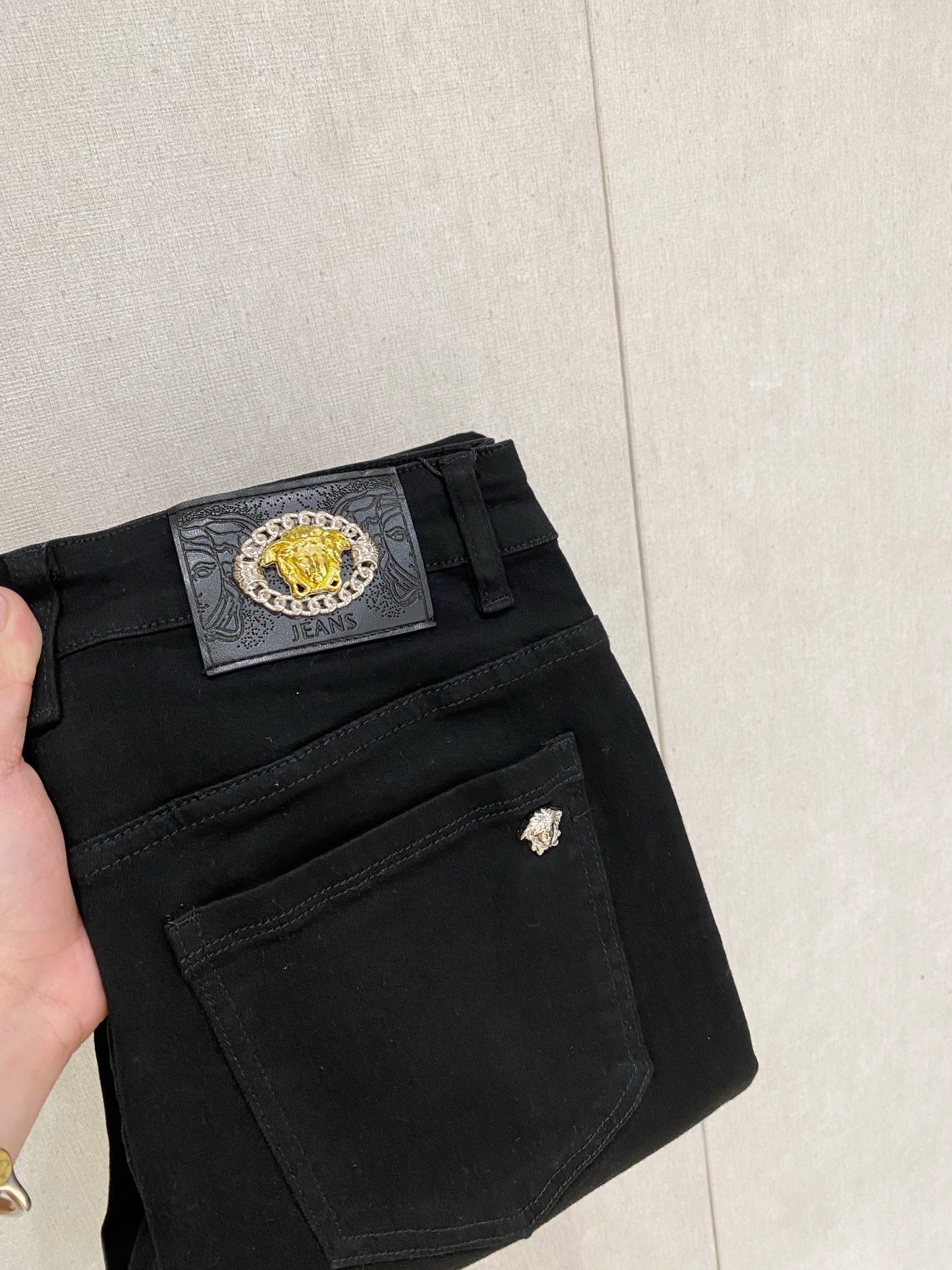 NO:469468,Versace 2025 spring and summer men's wash small straight jeans!  Trading company channel is awesome, with excellent quality, versatile versatile pants king in the fashion circle, European and American street photography mid-to-high frequency wear demonstration, leather waist brand logo design!  And it is a must-have item for luxury brands every season!  Very pure and minimalist design tone!  Adhering to the usual fashion proposition, it is quite eye-catching, which demonstrates its ingenuity and strongly posits its brand identity!  Customized Italian tannin fabrics are invincible in texture and have a charm, perfect style and tailoring, and excellent slimming effect. They can sweep the wardrobe and match any top set. They are widely compatible and casual, with full upper body shapes and invincible fashionable and versatile!  Size 29-38, versace, jeans, alexander wang19860909范思哲 2025春夏男士水洗小直筒牛仔裤！贸易公司渠道牛货,品相超赞,时尚圈万能的百搭裤王,欧美街拍中高频穿搭示范,皮革腰牌logo设计！且是奢侈品牌每季必出的单品！非常纯粹极简的设计基调！秉承了一贯的时尚主张,颇具看点,即彰显了匠心工艺又有力的标榜了品牌身份！客供意大利定制丹宁面料,质感无敌赞,颇具韵味,版型剪裁完美,提臀修身显瘦效果极佳,可横扫衣橱任何的上装搭配,兼容性广泛,休闲兼备,上身型款十足,无敌的时髦百搭神品！尺码29-38,,versace,jeans,alexander wang,Men's clothing
