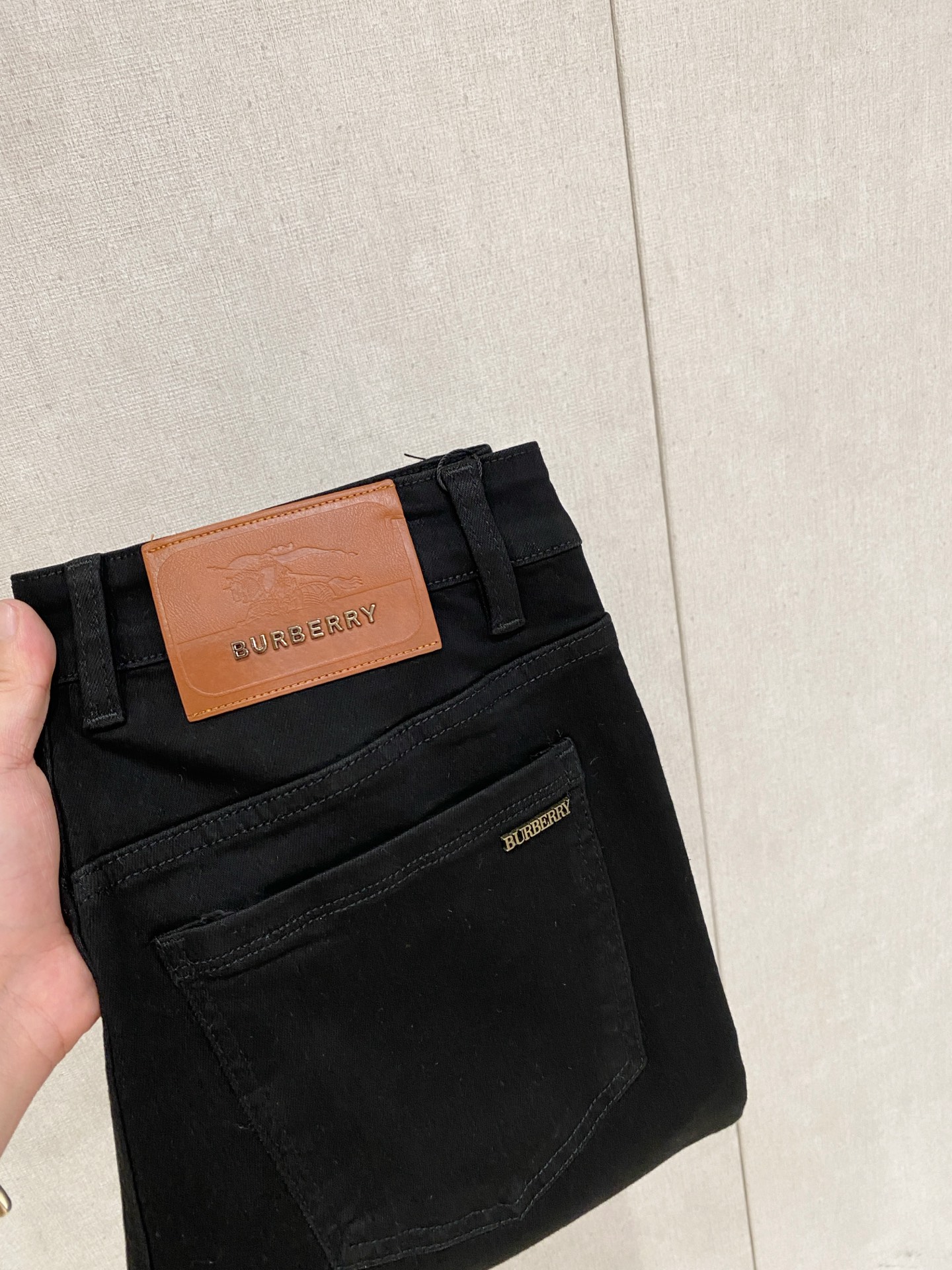 NO:469463,Burberry 2025 spring and summer men's wash small straight jeans!  Trading company channel is awesome, with excellent quality, versatile versatile pants king in the fashion circle, European and American street photography mid-to-high frequency wear demonstration, leather waist brand logo design!  And it is a must-have item for luxury brands every season!  Very pure and minimalist design tone!  Adhering to the usual fashion proposition, it is quite eye-catching, which demonstrates its ingenuity and strongly posits its brand identity!  Customized Italian tannin fabrics are invincible in texture and have a charm, perfect style and tailoring, and excellent slimming effect. They can sweep the wardrobe and match any top set. They are widely compatible and casual, with full upper body shapes and invincible fashionable and versatile!  Size 29-38, Burberry, jeans, alexander wang19860909巴宝莉 2025春夏男士水洗小直筒牛仔裤！贸易公司渠道牛货,品相超赞,时尚圈万能的百搭裤王,欧美街拍中高频穿搭示范,皮革腰牌logo设计！且是奢侈品牌每季必出的单品！非常纯粹极简的设计基调！秉承了一贯的时尚主张,颇具看点,即彰显了匠心工艺又有力的标榜了品牌身份！客供意大利定制丹宁面料,质感无敌赞,颇具韵味,版型剪裁完美,提臀修身显瘦效果极佳,可横扫衣橱任何的上装搭配,兼容性广泛,休闲兼备,上身型款十足,无敌的时髦百搭神品！尺码29-38,,burberry,jeans,alexander wang,Men's clothing