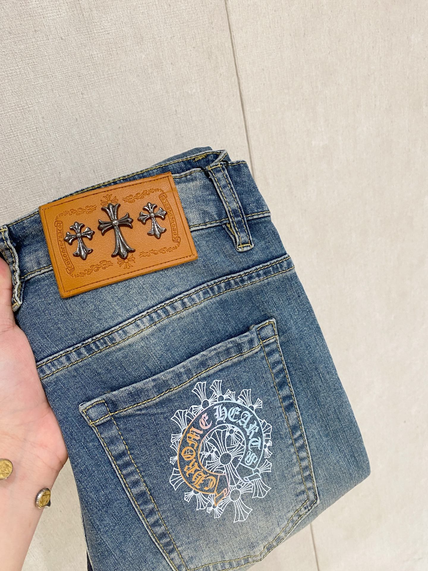 NO:469485,Croxin 2025 spring and summer men's wash small straight jeans!  Trading company channel is awesome, with excellent quality, versatile versatile pants king in the fashion circle, European and American street photography mid-to-high frequency wear demonstration, leather waist brand logo design!  And it is a must-have item for luxury brands every season!  Very pure and minimalist design tone!  Adhering to the usual fashion proposition, it is quite eye-catching, which demonstrates its ingenuity and strongly posits its brand identity!  Customized Italian tannin fabrics are invincible in texture and have a charm, perfect style and tailoring, and excellent slimming effect. They can sweep the wardrobe and match any top set. They are widely compatible and casual, with full upper body shapes and invincible fashionable and versatile!  Size 29-38, Chrome hearts, jeans, alexander wang19860909克罗心 2025春夏男士水洗小直筒牛仔裤！贸易公司渠道牛货,品相超赞,时尚圈万能的百搭裤王,欧美街拍中高频穿搭示范,皮革腰牌logo设计！且是奢侈品牌每季必出的单品！非常纯粹极简的设计基调！秉承了一贯的时尚主张,颇具看点,即彰显了匠心工艺又有力的标榜了品牌身份！客供意大利定制丹宁面料,质感无敌赞,颇具韵味,版型剪裁完美,提臀修身显瘦效果极佳,可横扫衣橱任何的上装搭配,兼容性广泛,休闲兼备,上身型款十足,无敌的时髦百搭神品！尺码29-38,,chrome hearts,jeans,alexander wang,Men's clothing