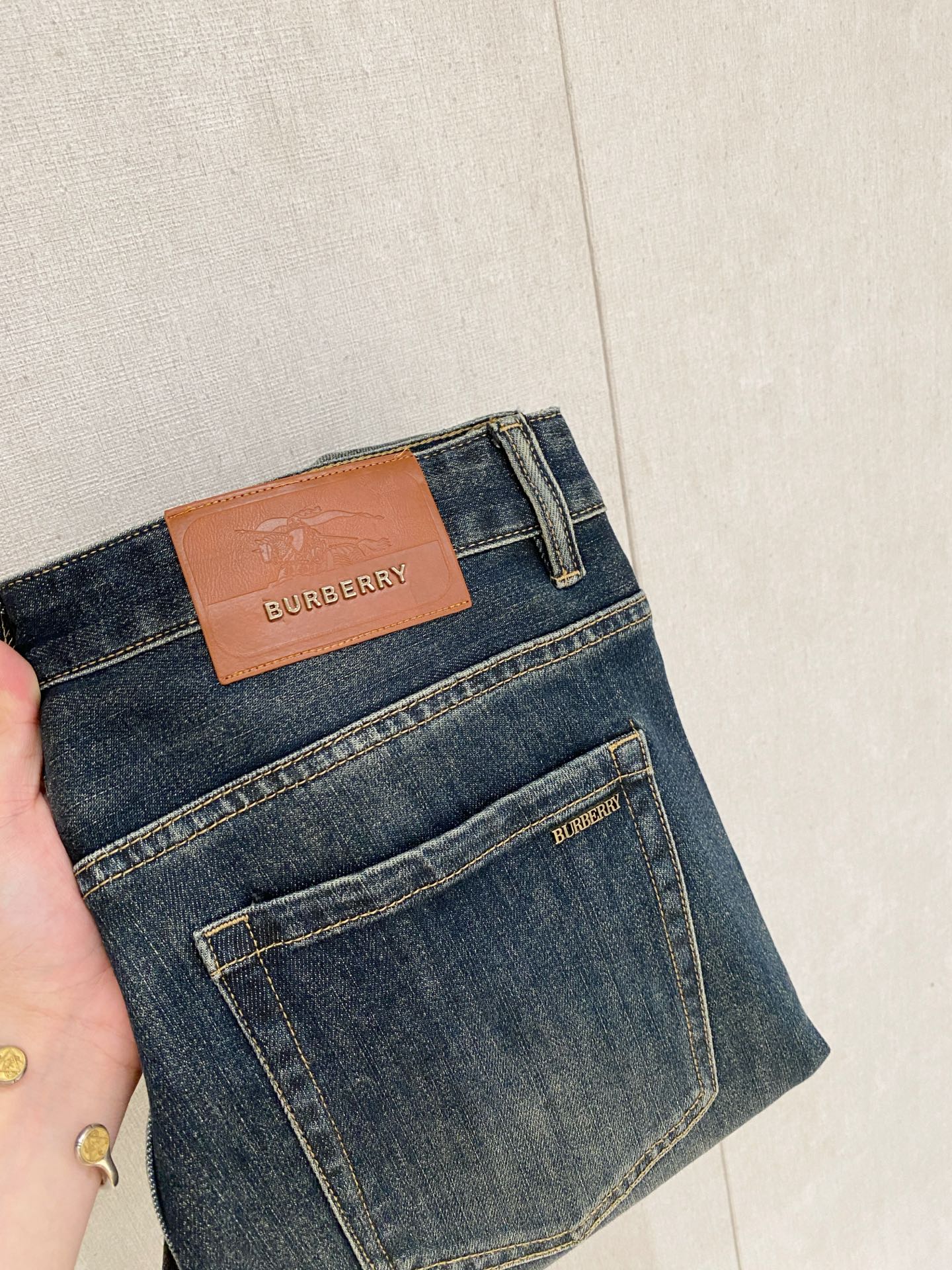 NO:469473,Burberry 2025 spring and summer men's wash small straight jeans!  Trading company channel is awesome, with excellent quality, versatile versatile pants king in the fashion circle, European and American street photography mid-to-high frequency wear demonstration, leather waist brand logo design!  And it is a must-have item for luxury brands every season!  Very pure and minimalist design tone!  Adhering to the usual fashion proposition, it is quite eye-catching, which demonstrates its ingenuity and strongly posits its brand identity!  Customized Italian tannin fabrics are invincible in texture and have a charm, perfect style and tailoring, and excellent slimming effect. They can sweep the wardrobe and match any top set. They are widely compatible and casual, with full upper body shapes and invincible fashionable and versatile!  Size 29-38, Burberry, jeans, alexander wang19860909巴宝莉 2025春夏男士水洗小直筒牛仔裤！贸易公司渠道牛货,品相超赞,时尚圈万能的百搭裤王,欧美街拍中高频穿搭示范,皮革腰牌logo设计！且是奢侈品牌每季必出的单品！非常纯粹极简的设计基调！秉承了一贯的时尚主张,颇具看点,即彰显了匠心工艺又有力的标榜了品牌身份！客供意大利定制丹宁面料,质感无敌赞,颇具韵味,版型剪裁完美,提臀修身显瘦效果极佳,可横扫衣橱任何的上装搭配,兼容性广泛,休闲兼备,上身型款十足,无敌的时髦百搭神品！尺码29-38,,burberry,jeans,alexander wang,Men's clothing