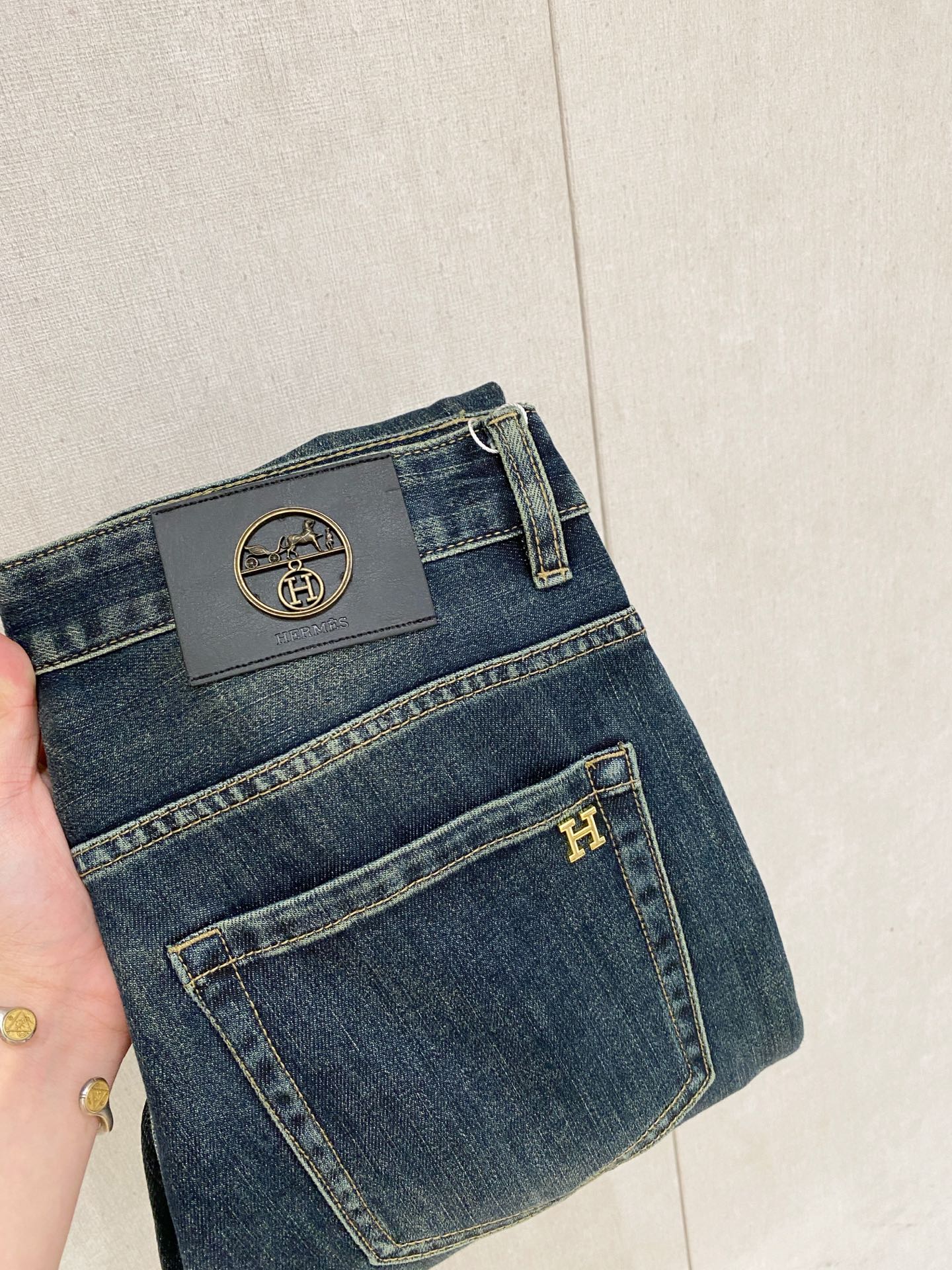 NO:469477,Hermes 2025 spring and summer men's wash small straight jeans!  Trading company channel is awesome, with excellent quality, versatile versatile pants king in the fashion circle, European and American street photography mid-to-high frequency wear demonstration, leather waist brand logo design!  And it is a must-have item for luxury brands every season!  Very pure and minimalist design tone!  Adhering to the usual fashion proposition, it is quite eye-catching, which demonstrates its ingenuity and strongly posits its brand identity!  Customized Italian tannin fabrics are invincible in texture and have a charm, perfect style and tailoring, and excellent slimming effect. They can sweep the wardrobe and match any top set. They are widely compatible and casual, with full upper body shapes and invincible fashionable and versatile!  Size 29-38, hermes, jeans, alexander wang19860909爱马仕 2025春夏男士水洗小直筒牛仔裤！贸易公司渠道牛货,品相超赞,时尚圈万能的百搭裤王,欧美街拍中高频穿搭示范,皮革腰牌logo设计！且是奢侈品牌每季必出的单品！非常纯粹极简的设计基调！秉承了一贯的时尚主张,颇具看点,即彰显了匠心工艺又有力的标榜了品牌身份！客供意大利定制丹宁面料,质感无敌赞,颇具韵味,版型剪裁完美,提臀修身显瘦效果极佳,可横扫衣橱任何的上装搭配,兼容性广泛,休闲兼备,上身型款十足,无敌的时髦百搭神品！尺码29-38,,hermes,jeans,alexander wang,Men's clothing