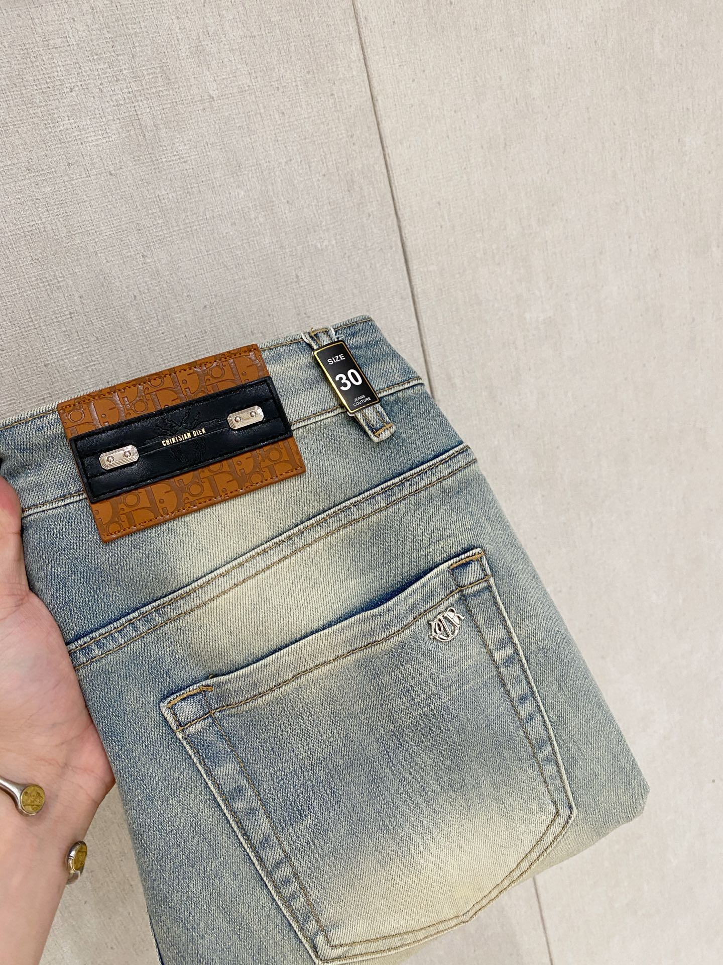 NO:469448,Dior 2025 spring and summer men's wash small straight jeans!  Trading company channel is awesome, with excellent quality, versatile versatile pants king in the fashion circle, European and American street photography mid-to-high frequency wear demonstration, leather waist brand logo design!  And it is a must-have item for luxury brands every season!  Very pure and minimalist design tone!  Adhering to the usual fashion proposition, it is quite eye-catching, which demonstrates its ingenuity and strongly posits its brand identity!  Customized Italian tannin fabrics are invincible in texture and have a charm, perfect style and tailoring, and excellent slimming effect. They can sweep the wardrobe and match any top set. They are widely compatible and casual, with full upper body shapes and invincible fashionable and versatile!  Size 29-38, Dior, Jeans, Alexander wang19860909迪奥 2025春夏男士水洗小直筒牛仔裤！贸易公司渠道牛货,品相超赞,时尚圈万能的百搭裤王,欧美街拍中高频穿搭示范,皮革腰牌logo设计！且是奢侈品牌每季必出的单品！非常纯粹极简的设计基调！秉承了一贯的时尚主张,颇具看点,即彰显了匠心工艺又有力的标榜了品牌身份！客供意大利定制丹宁面料,质感无敌赞,颇具韵味,版型剪裁完美,提臀修身显瘦效果极佳,可横扫衣橱任何的上装搭配,兼容性广泛,休闲兼备,上身型款十足,无敌的时髦百搭神品！尺码29-38,,dior,jeans,alexander wang,Men's clothing