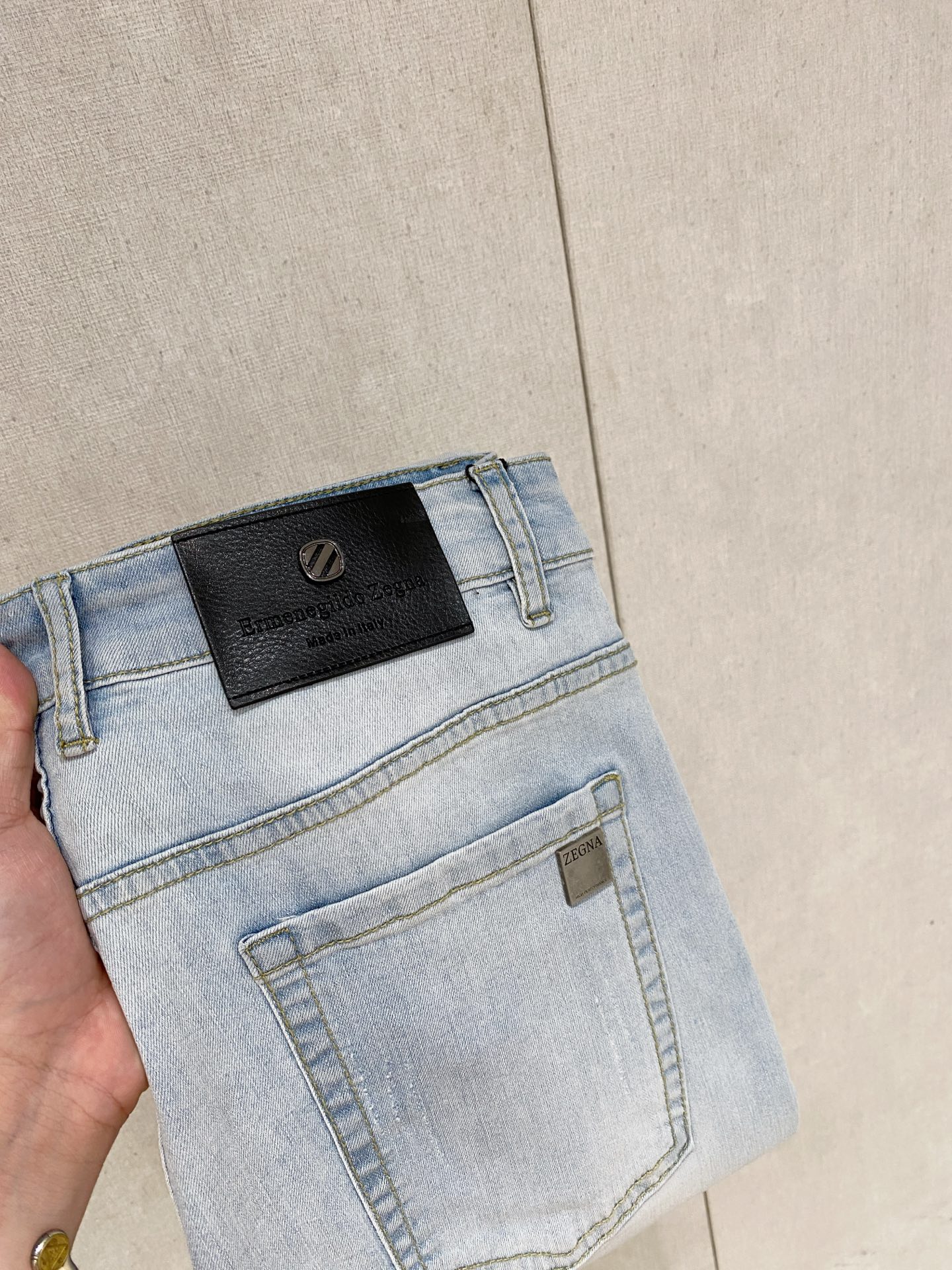 NO:469489,Jenia 2025 spring and summer men's wash small straight jeans!  Trading company channel is awesome, with excellent quality, versatile versatile pants king in the fashion circle, European and American street photography mid-to-high frequency wear demonstration, leather waist brand logo design!  And it is a must-have item for luxury brands every season!  Very pure and minimalist design tone!  Adhering to the usual fashion proposition, it is quite eye-catching, which demonstrates its ingenuity and strongly posits its brand identity!  Customized Italian tannin fabrics are invincible in texture and have a charm, perfect style and tailoring, and excellent slimming effect. They can sweep the wardrobe and match any top set. They are widely compatible and casual, with full upper body shapes and invincible fashionable and versatile!  Size 29-38, zegna, jeans, alexander wang19860909杰尼亚 2025春夏男士水洗小直筒牛仔裤！贸易公司渠道牛货,品相超赞,时尚圈万能的百搭裤王,欧美街拍中高频穿搭示范,皮革腰牌logo设计！且是奢侈品牌每季必出的单品！非常纯粹极简的设计基调！秉承了一贯的时尚主张,颇具看点,即彰显了匠心工艺又有力的标榜了品牌身份！客供意大利定制丹宁面料,质感无敌赞,颇具韵味,版型剪裁完美,提臀修身显瘦效果极佳,可横扫衣橱任何的上装搭配,兼容性广泛,休闲兼备,上身型款十足,无敌的时髦百搭神品！尺码29-38,,zegna,jeans,alexander wang,Men's clothing