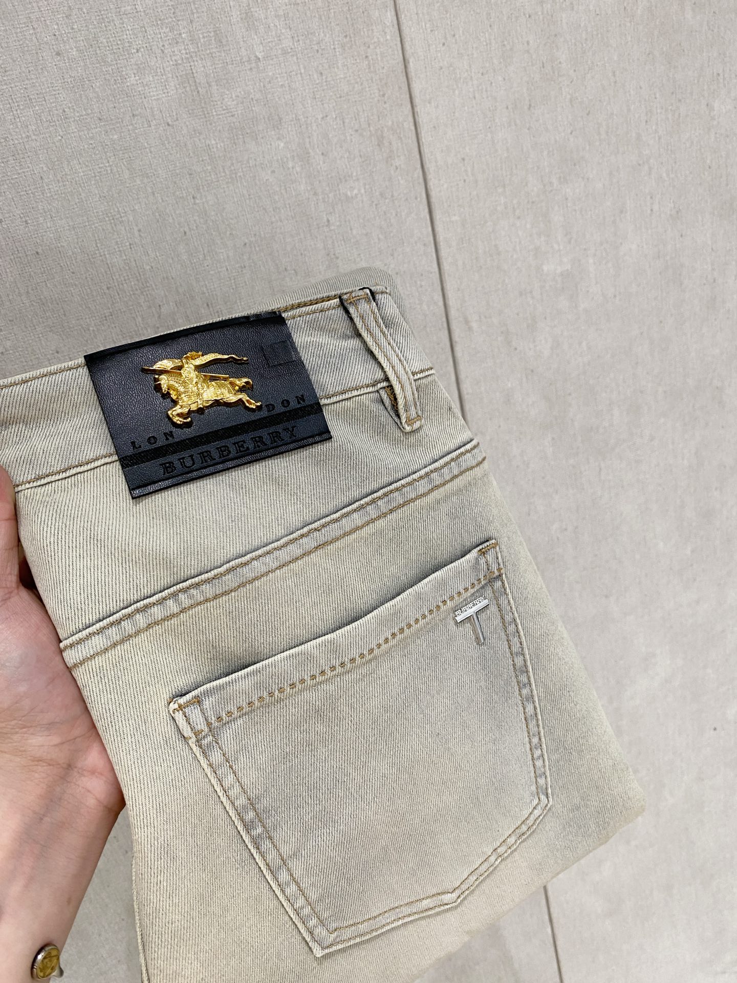 NO:469492,Burberry 2025 spring and summer men's wash small straight jeans!  Trading company channel is awesome, with excellent quality, versatile versatile pants king in the fashion circle, European and American street photography mid-to-high frequency wear demonstration, leather waist brand logo design!  And it is a must-have item for luxury brands every season!  Very pure and minimalist design tone!  Adhering to the usual fashion proposition, it is quite eye-catching, which demonstrates its ingenuity and strongly posits its brand identity!  Customized Italian tannin fabrics are invincible in texture and have a charm, perfect style and tailoring, and excellent slimming effect. They can sweep the wardrobe and match any top set. They are widely compatible and casual, with full upper body shapes and invincible fashionable and versatile!  Size 29-38, Burberry, jeans, alexander wang19860909巴宝莉 2025春夏男士水洗小直筒牛仔裤！贸易公司渠道牛货,品相超赞,时尚圈万能的百搭裤王,欧美街拍中高频穿搭示范,皮革腰牌logo设计！且是奢侈品牌每季必出的单品！非常纯粹极简的设计基调！秉承了一贯的时尚主张,颇具看点,即彰显了匠心工艺又有力的标榜了品牌身份！客供意大利定制丹宁面料,质感无敌赞,颇具韵味,版型剪裁完美,提臀修身显瘦效果极佳,可横扫衣橱任何的上装搭配,兼容性广泛,休闲兼备,上身型款十足,无敌的时髦百搭神品！尺码29-38,,burberry,jeans,alexander wang,Men's clothing