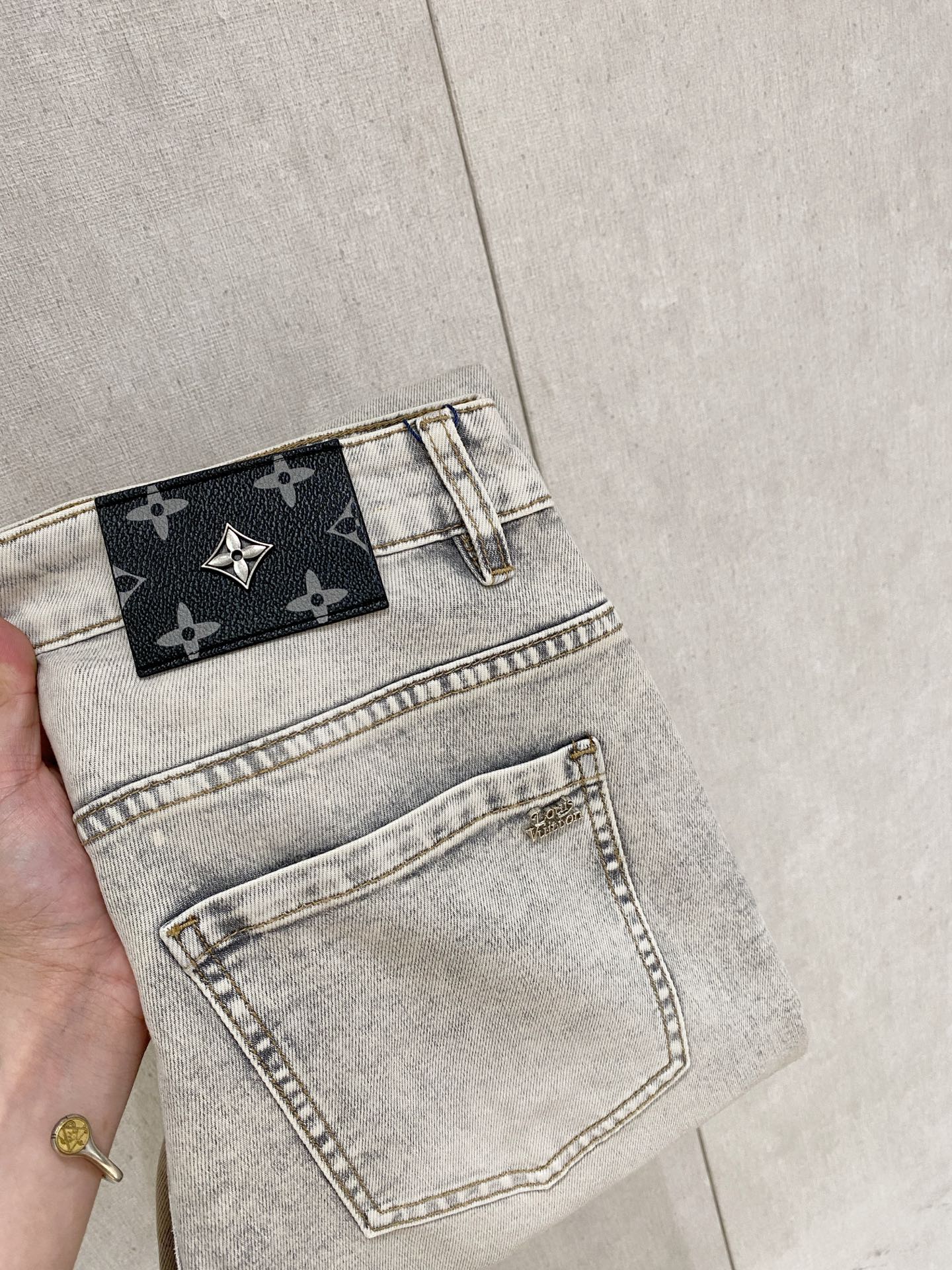 NO:469496,Lv 2025 spring and summer men's wash small straight jeans!  Trading company channel is awesome, with excellent quality, versatile versatile pants king in the fashion circle, European and American street photography mid-to-high frequency wear demonstration, leather waist brand logo design!  And it is a must-have item for luxury brands every season!  Very pure and minimalist design tone!  Adhering to the usual fashion proposition, it is quite eye-catching, which demonstrates its ingenuity and strongly posits its brand identity!  Customized Italian tannin fabrics are invincible in texture and have a charm, perfect style and tailoring, and excellent slimming effect. They can sweep the wardrobe and match any top set. They are widely compatible and casual, with full upper body shapes and invincible fashionable and versatile!  Size 29-38, louis vuitton,jeans,alexander wang19860909Lv 2025春夏男士水洗小直筒牛仔裤！贸易公司渠道牛货,品相超赞,时尚圈万能的百搭裤王,欧美街拍中高频穿搭示范,皮革腰牌logo设计！且是奢侈品牌每季必出的单品！非常纯粹极简的设计基调！秉承了一贯的时尚主张,颇具看点,即彰显了匠心工艺又有力的标榜了品牌身份！客供意大利定制丹宁面料,质感无敌赞,颇具韵味,版型剪裁完美,提臀修身显瘦效果极佳,可横扫衣橱任何的上装搭配,兼容性广泛,休闲兼备,上身型款十足,无敌的时髦百搭神品！尺码29-38,,louis vuitton,jeans,alexander wang,Men's clothing