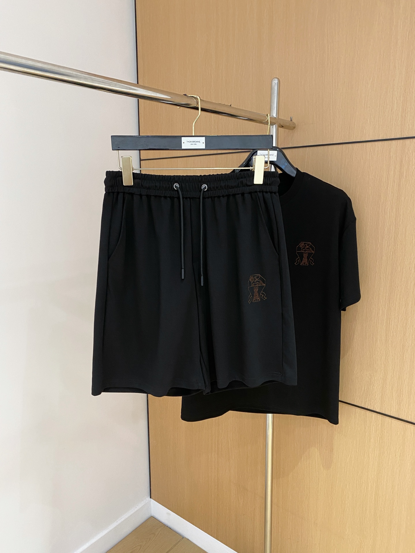 P布鲁提🔥🔥高端定制 2025春夏新款首发专柜最新款短袖短裤休闲套装 高端订制 设计前卫时尚！品牌log