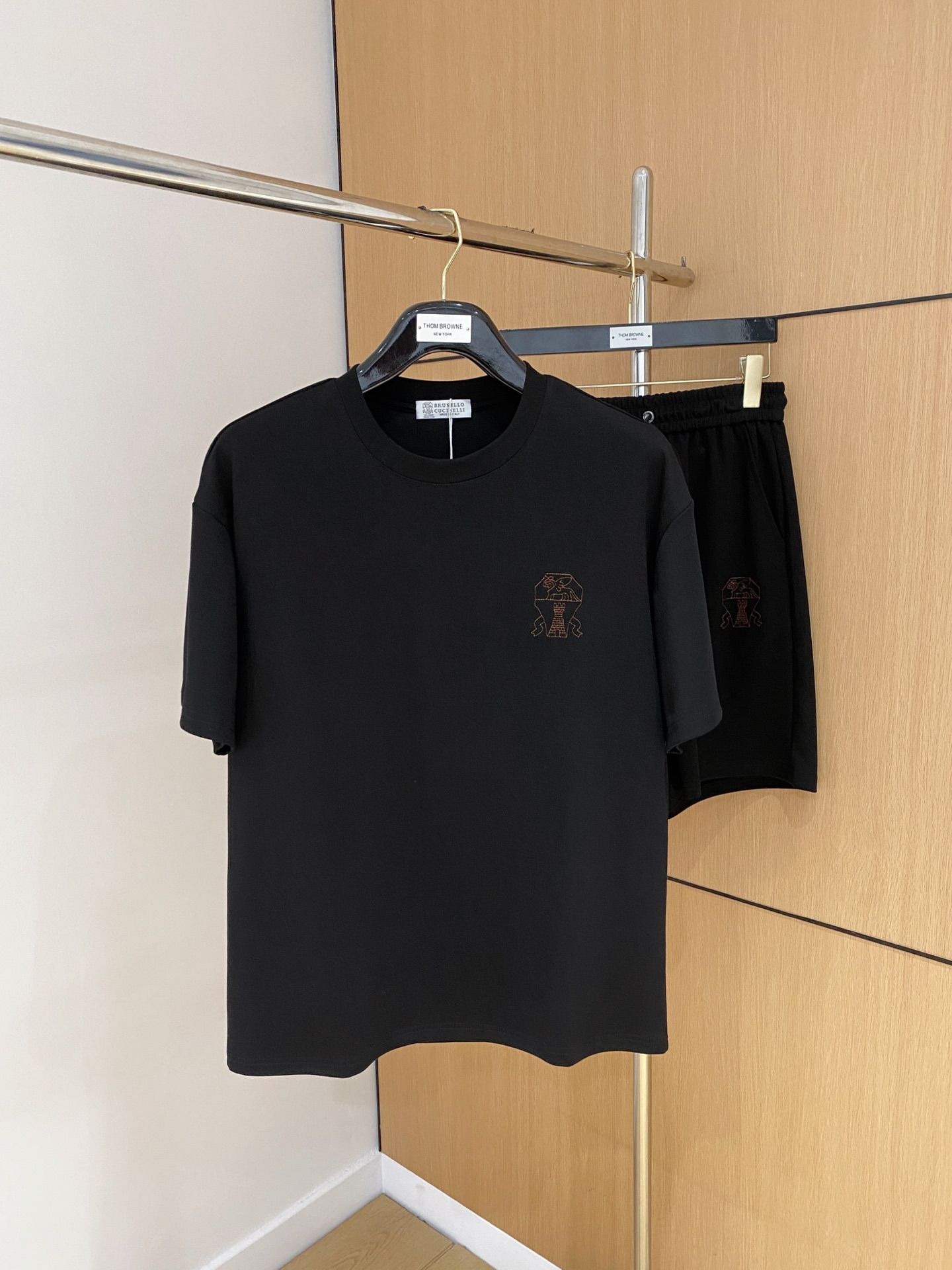 P布鲁提🔥🔥高端定制 2025春夏新款首发专柜最新款短袖短裤休闲套装 高端订制 设计前卫时尚！品牌log