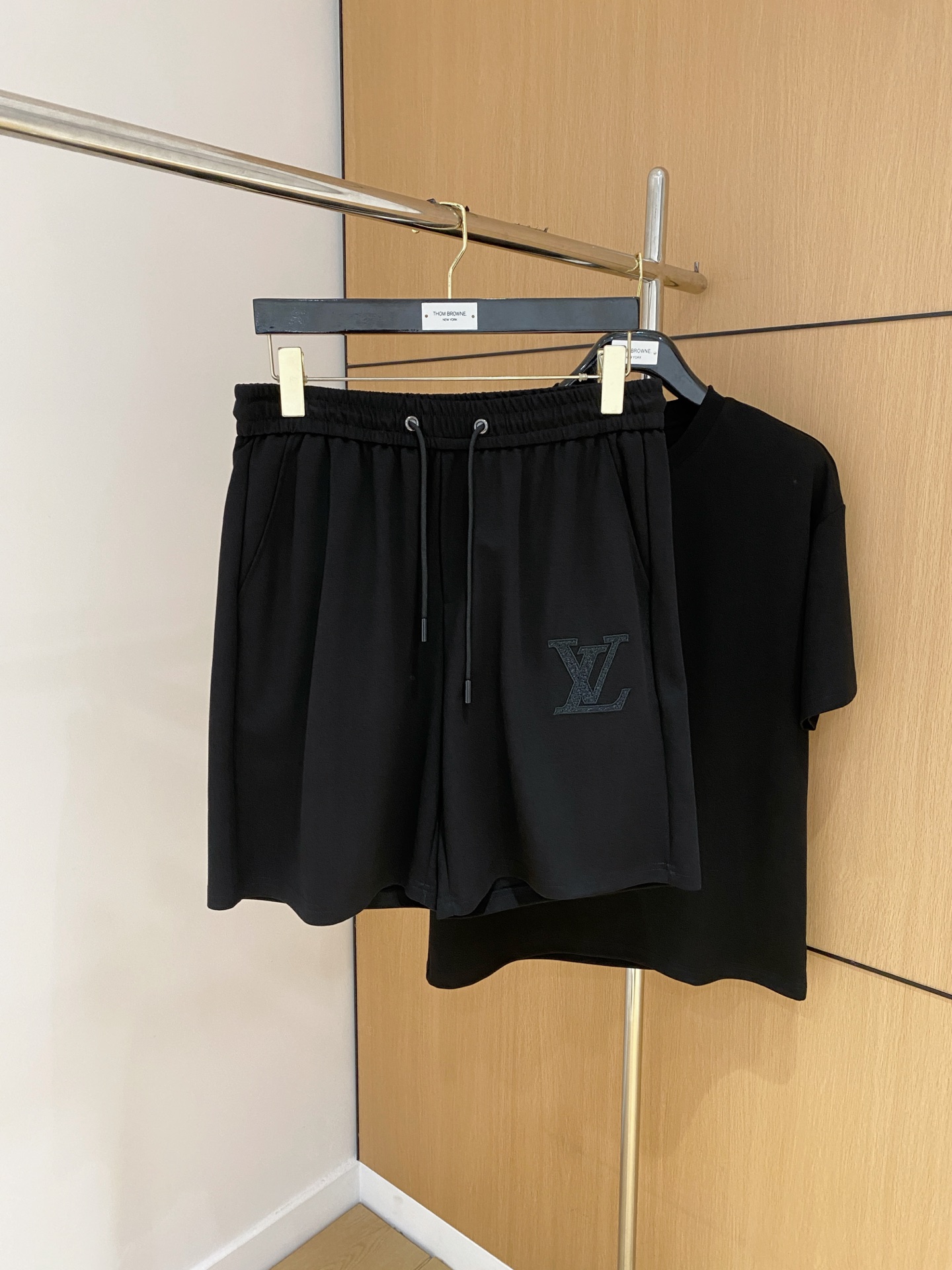 PLV🔥🔥高端定制 2025春夏新款首发专柜最新款短袖短裤休闲套装 高端订制 设计前卫时尚！品牌logo