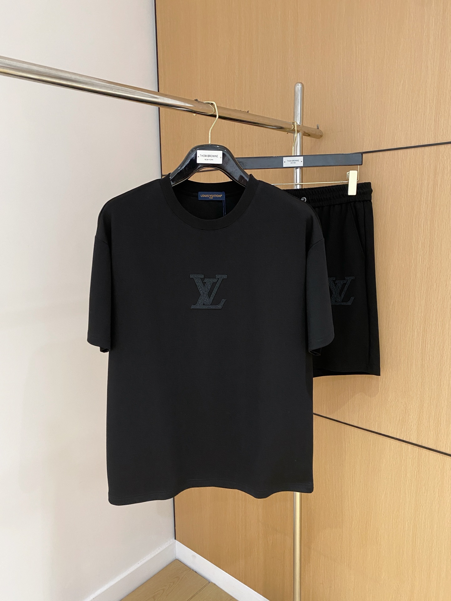 PLV🔥🔥高端定制 2025春夏新款首发专柜最新款短袖短裤休闲套装 高端订制 设计前卫时尚！品牌logo