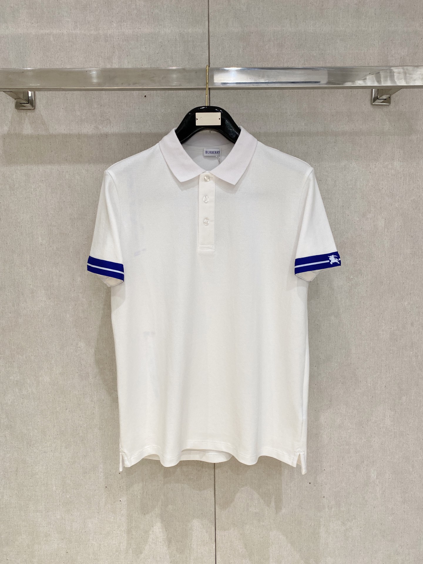 NO:481534,Burberry, the latest short-sleeved T-shirt in 2025, handsome and fashionable, exquisite and densely weaving embroidered letter logo on the chest, simple and versatile style. The fabric cotton is not only crisp, maintains the trendy silhouette, but also comfortable to wear, and the yarn is more delicate, the number M-2XL, burberry, T-shirt, tees, t-shirt, alexander wang19860909巴宝莉、2025最新款短袖T恤,帅气时尚,胸前精致密织刺绣字母logo,简约百搭款.面料棉 不仅挺括,保持潮流的廓形,又穿着舒适,纱织更细腻,码数M-2XL,,burberry,T-shirt,tees，t-shirt,alexander wang,Men's clothing