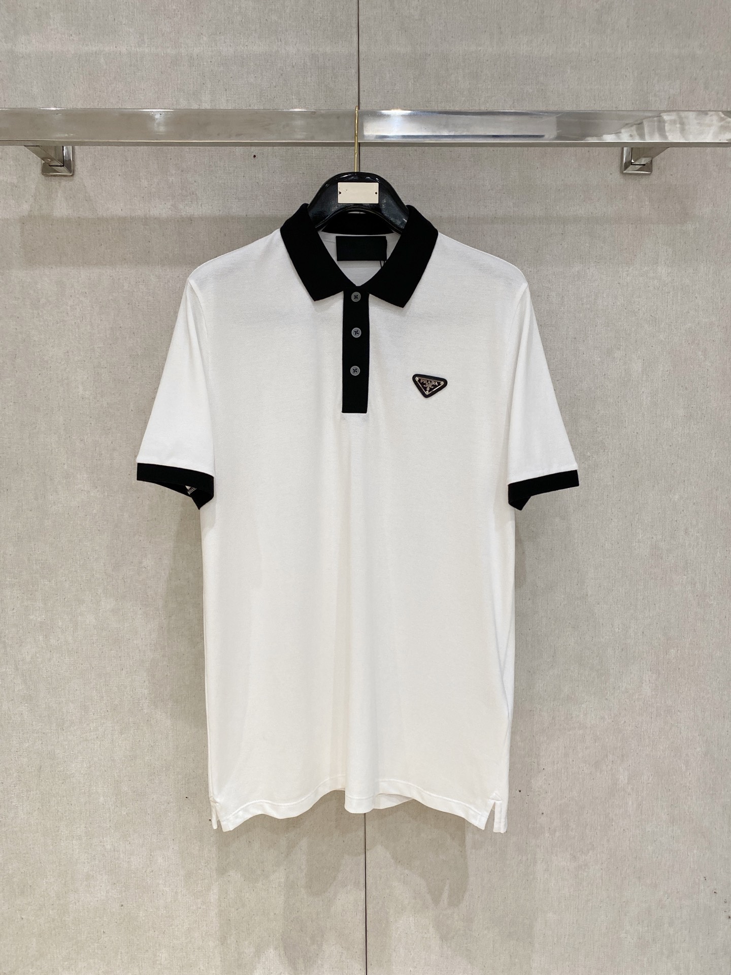 NO:481539,Prada, the latest short-sleeved T-shirt in 2025, handsome and fashionable, exquisite and densely weaving embroidered letter logo on the chest, simple and versatile style. The fabric cotton is not only crisp, maintains the trendy silhouette, but also comfortable to wear, and the yarn is more delicate, the number M-2XL, prada, T-shirt,tees, t-shirt,alexander wang19860909普拉达、2025最新款短袖T恤,帅气时尚,胸前精致密织刺绣字母logo,简约百搭款.面料棉 不仅挺括,保持潮流的廓形,又穿着舒适,纱织更细腻,码数M-2XL,,prada,T-shirt,tees，t-shirt,alexander wang,Men's clothing