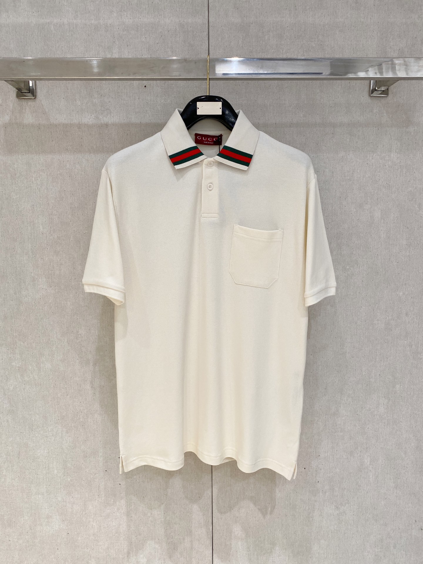 NO:481542,Guqi, the latest short-sleeved T-shirt in 2025, handsome and fashionable, exquisite and densely weaving embroidered letter logo on the chest, simple and versatile style. The fabric cotton is not only crisp, maintains the trendy silhouette, and is also comfortable to wear, and the yarn is more delicate, the number M-2XL, T-shirt,tees, t-shirt,alexander wang19860909古奇、2025最新款短袖T恤,帅气时尚,胸前精致密织刺绣字母logo,简约百搭款.面料棉 不仅挺括,保持潮流的廓形,又穿着舒适,纱织更细腻,码数M-2XL,,T-shirt,tees，t-shirt,alexander wang,Men's clothing