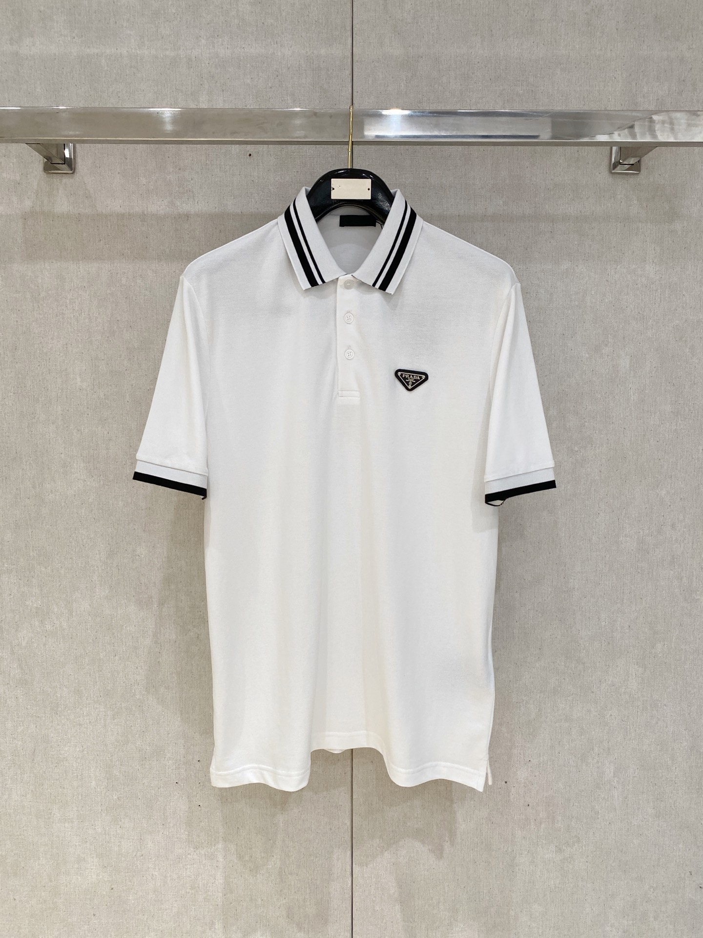 NO:481504,Prada, the latest short-sleeved T-shirt in 2025, handsome and fashionable, exquisite and densely weaving embroidered letter logo on the chest, simple and versatile style. The fabric cotton is not only crisp, maintains the trendy silhouette, but also comfortable to wear, and the yarn is more delicate, the number M-2XL, prada, T-shirt,tees, t-shirt,alexander wang19860909普拉达、2025最新款短袖T恤,帅气时尚,胸前精致密织刺绣字母logo,简约百搭款.面料棉 不仅挺括,保持潮流的廓形,又穿着舒适,纱织更细腻,码数M-2XL,,prada,T-shirt,tees，t-shirt,alexander wang,Men's clothing