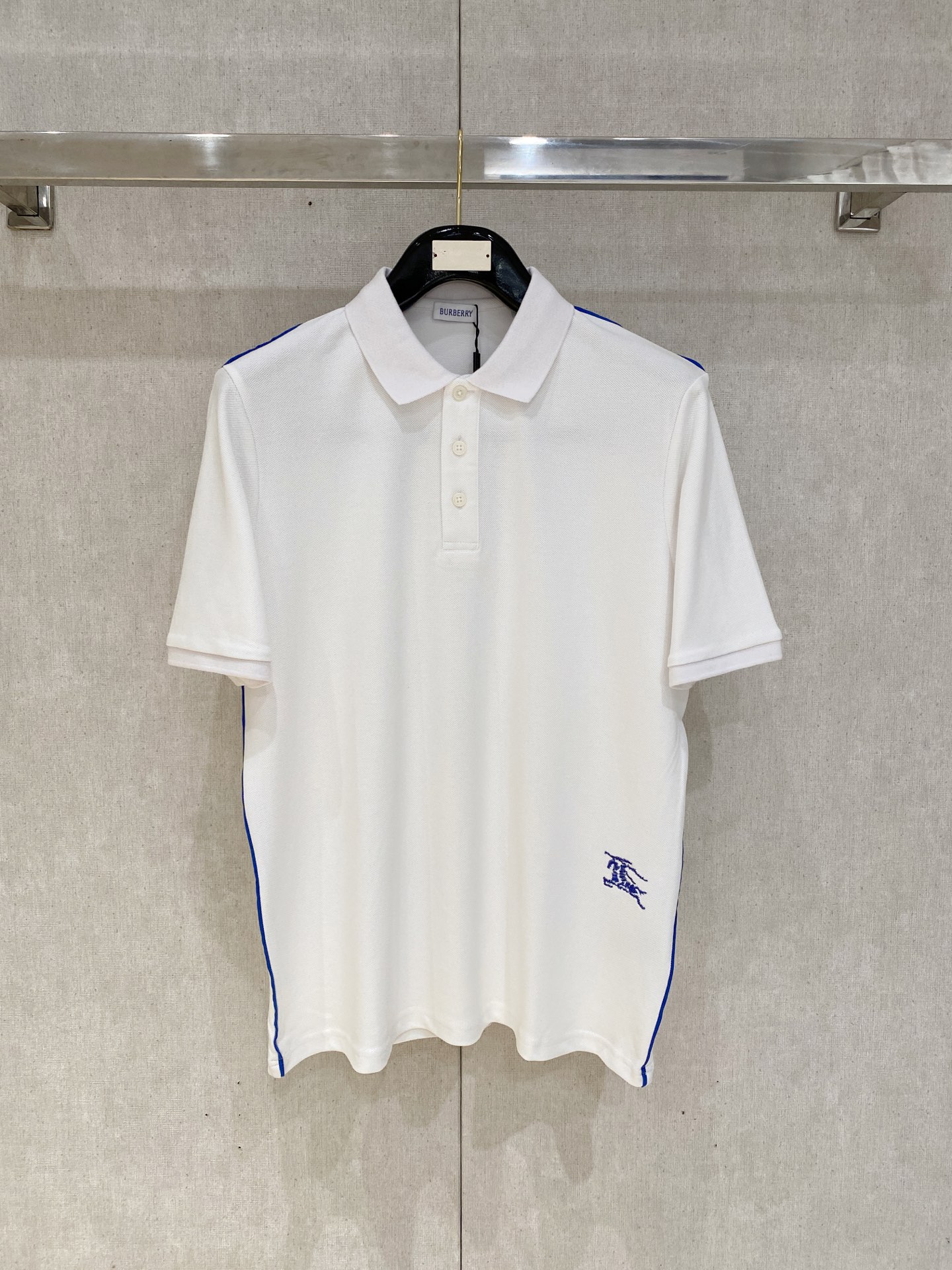 NO:481513,Burberry, the latest short-sleeved T-shirt in 2025, handsome and fashionable, exquisite and densely weaving embroidered letter logo on the chest, simple and versatile style. The fabric cotton is not only crisp, maintains the trendy silhouette, but also comfortable to wear, and the yarn is more delicate, the number M-2XL, burberry, T-shirt, tees, t-shirt, alexander wang19860909巴宝莉、2025最新款短袖T恤,帅气时尚,胸前精致密织刺绣字母logo,简约百搭款.面料棉 不仅挺括,保持潮流的廓形,又穿着舒适,纱织更细腻,码数M-2XL,,burberry,T-shirt,tees，t-shirt,alexander wang,Men's clothing