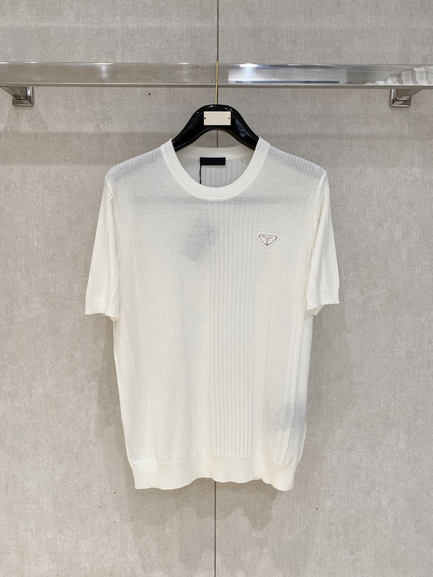 NO:481535,Prada, the latest short-sleeved T-shirt in 2025, handsome and fashionable, exquisite and densely weaving embroidered letter logo on the chest, simple and versatile style. The fabric cotton is not only crisp, maintains the trendy silhouette, but also comfortable to wear, and the yarn is more delicate, S-XL, prada, T-shirt, tees, t-shirt, alexander wang19860909普拉达、2025最新款短袖T恤,帅气时尚,胸前精致密织刺绣字母logo,简约百搭款.面料棉 不仅挺括,保持潮流的廓形,又穿着舒适,纱织更细腻,码数S-XL,,prada,T-shirt,tees，t-shirt,alexander wang,Men's clothing