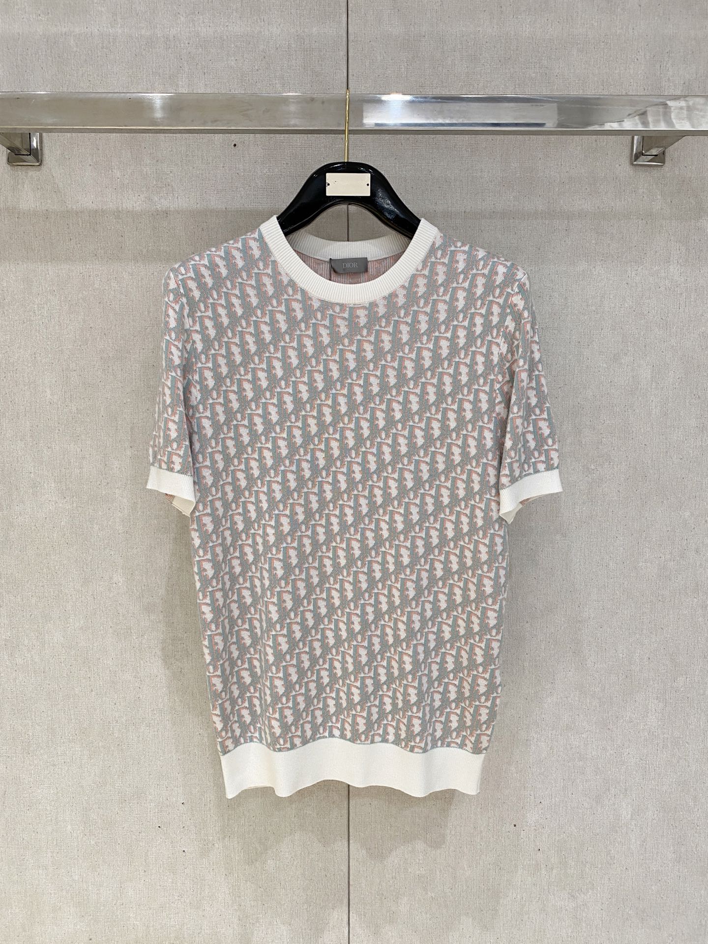 NO:481540,Dior, the latest short-sleeved T-shirt in 2025, handsome and fashionable, exquisite and densely weaving embroidered letter logo on the chest, simple and versatile style. The fabric cotton is not only crisp, maintains the trendy silhouette, but also comfortable to wear, and the yarn is more delicate, S-XL, dior, T-shirt, tees, t-shirt, alexander wang19860909迪奥、2025最新款短袖T恤,帅气时尚,胸前精致密织刺绣字母logo,简约百搭款.面料棉 不仅挺括,保持潮流的廓形,又穿着舒适,纱织更细腻,码数S-XL,,dior,T-shirt,tees，t-shirt,alexander wang,Men's clothing